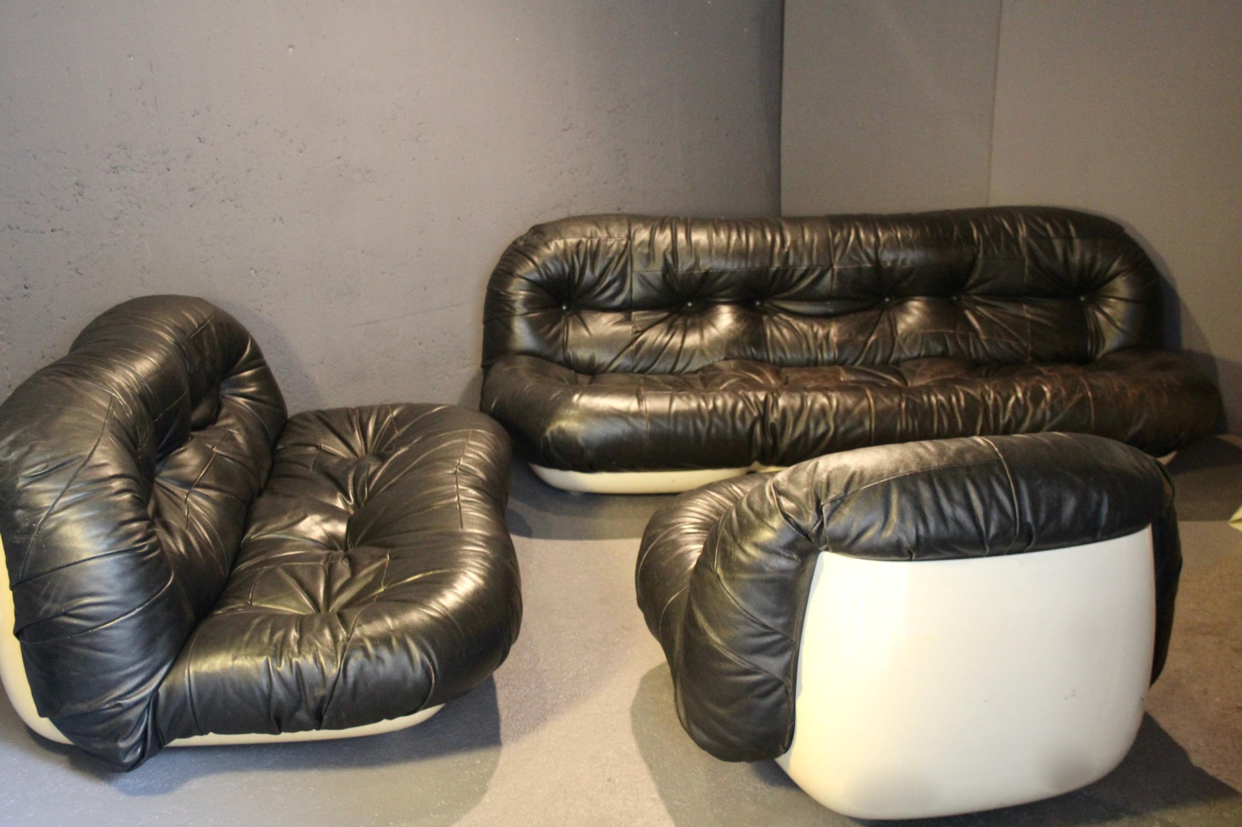 Leather set of three seats :  3 , 2 , and 1  seat in black leather and plastic For Sale