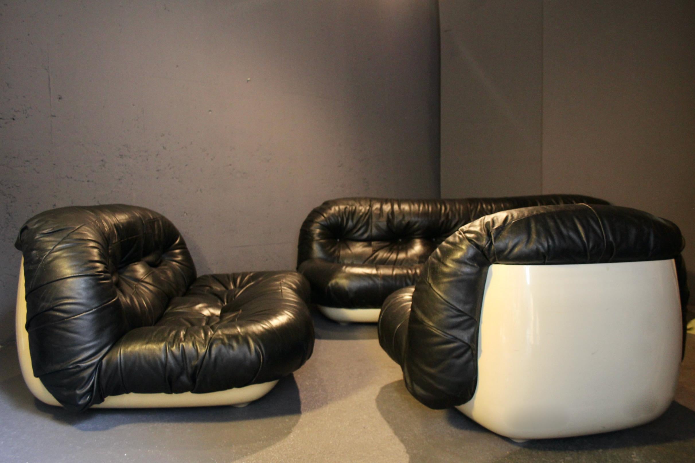 set of three seats :  3 , 2 , and 1  seat in black leather and plastic For Sale 1
