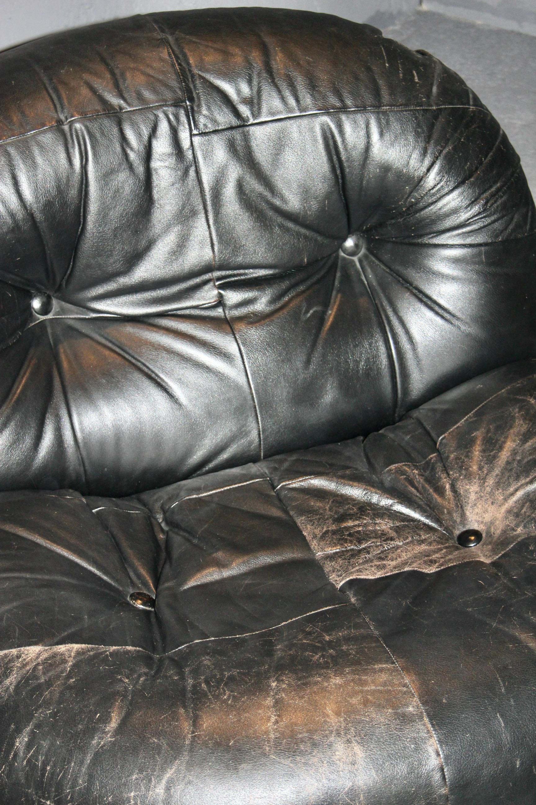 set of three seats :  3 , 2 , and 1  seat in black leather and plastic For Sale 2