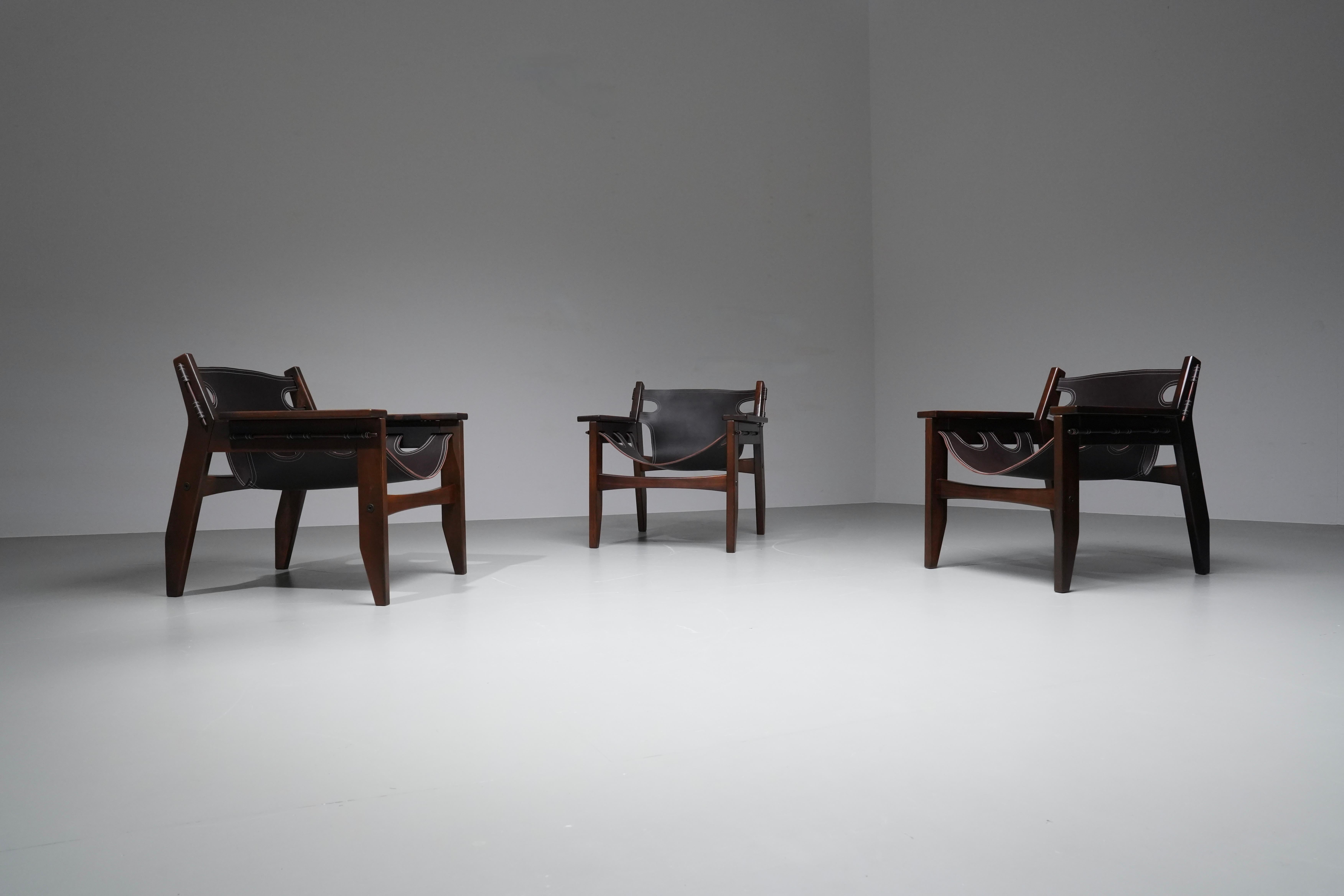Exceptionnel ensemble de chaises Kilin de l'architecte brésilien Sergio Rodrigues. Fabriquées en bois sombre et en cuir de selle de haute qualité, ces chaises sont devenues véritablement emblématiques au fil des ans. Les espaces ouverts dans le cuir