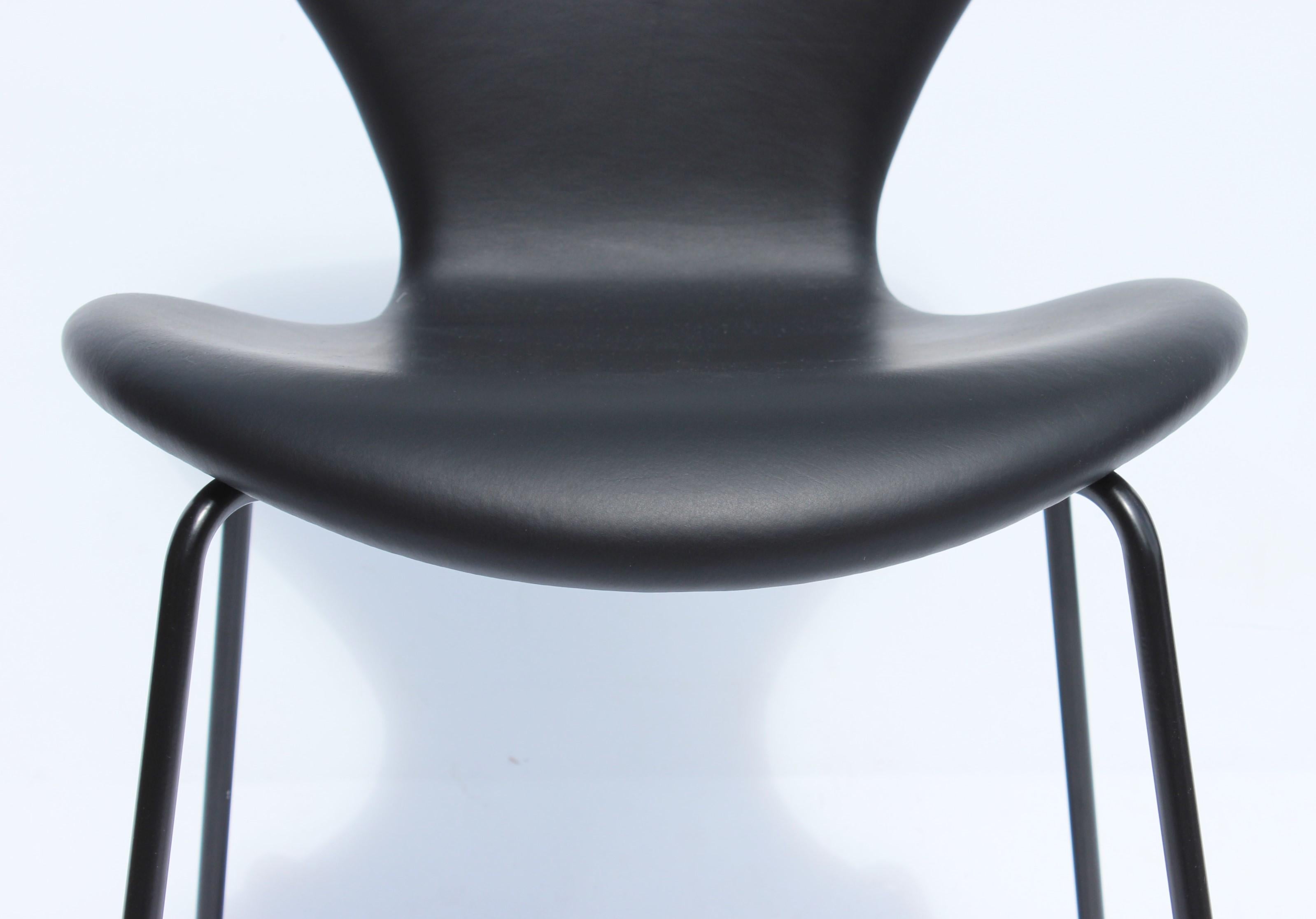 Scandinavian Modern Set of Three Series Seven Chairs, Model 3107, by Arne Jacobsen and Fritz Hansen