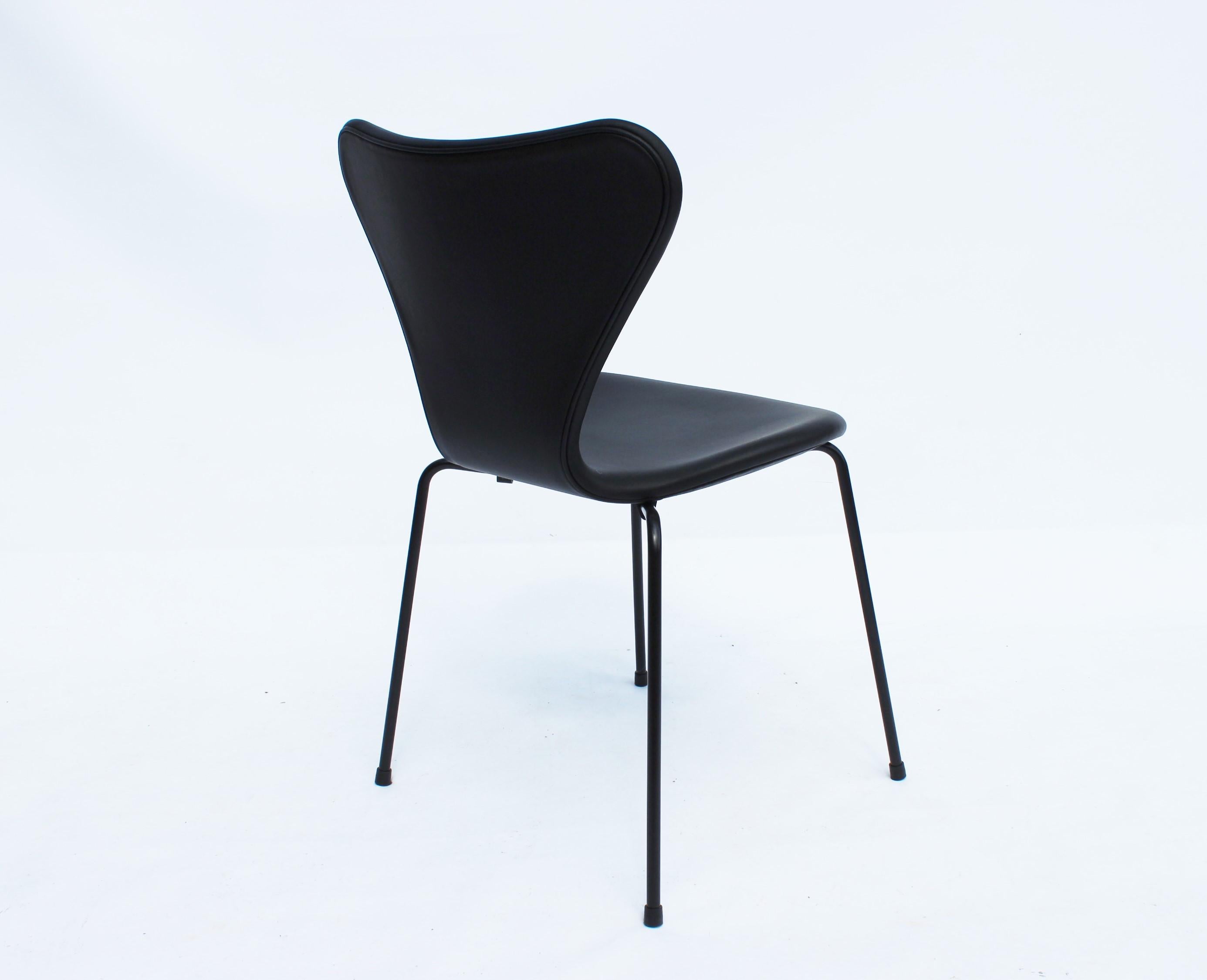 Mid-20th Century Set of Three Series Seven Chairs, Model 3107, by Arne Jacobsen and Fritz Hansen
