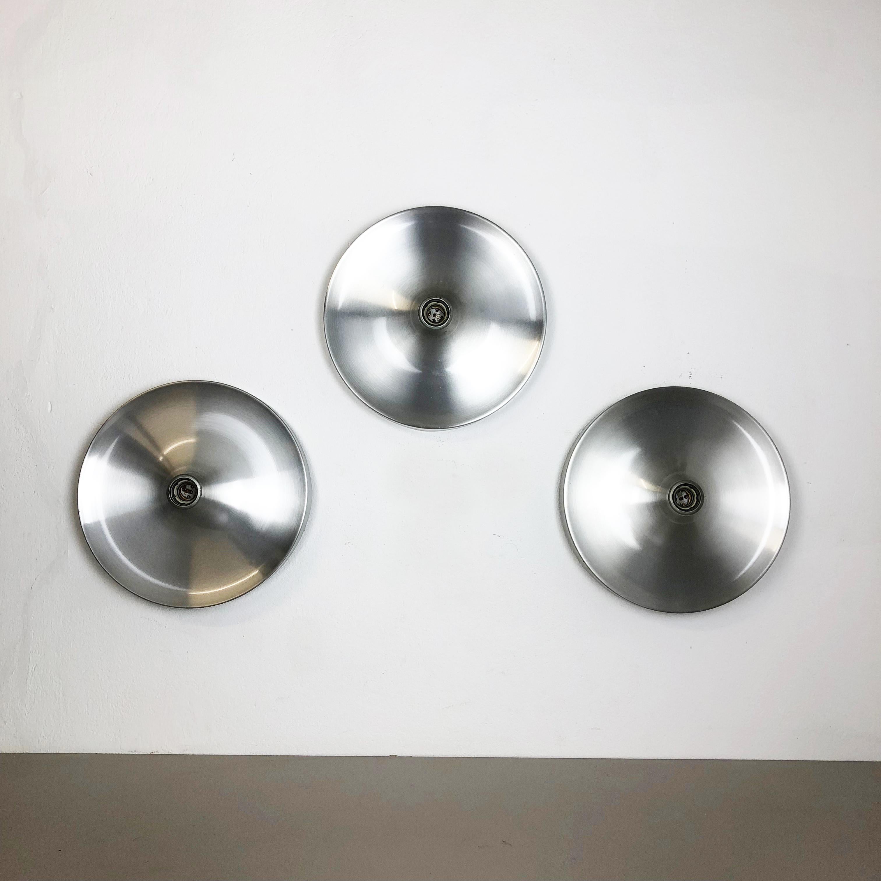 Article:

Set of three wall light sconces



Origin:

Germany


Producer:

Honsel



Age:

1960s


Set of three original 1960s modernist German wall light made of solid metal aluminium. All three lights are in the original