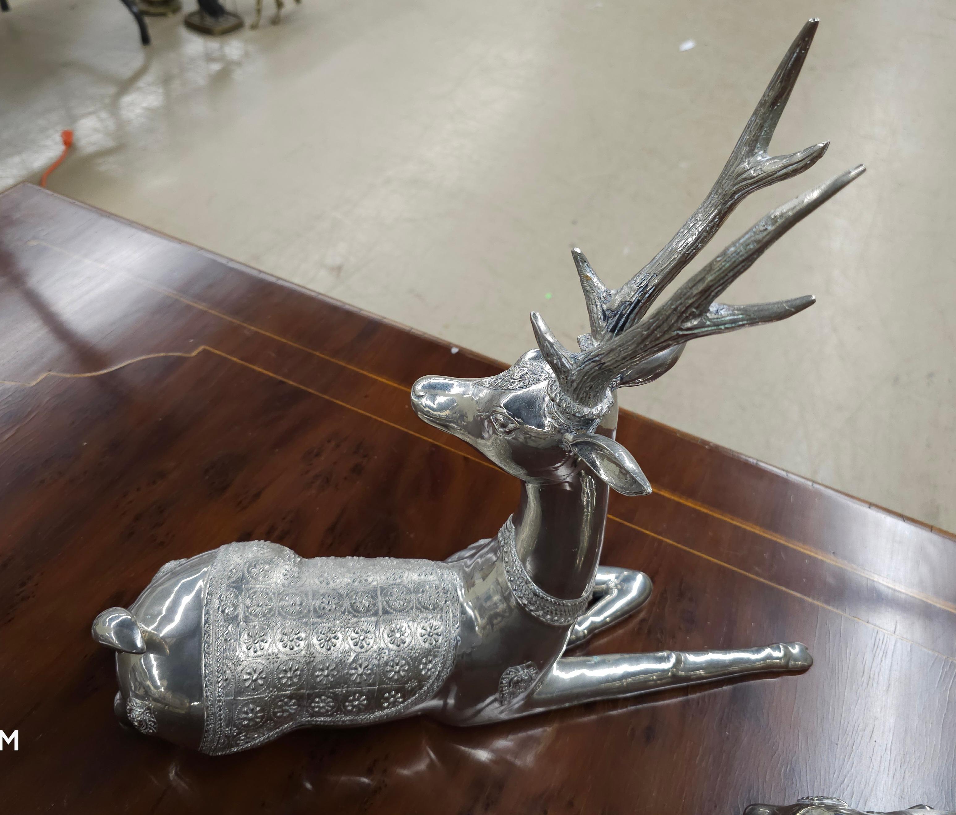 Conjunto de tres figuras de metal plateado de ciervos graduados en venta 2