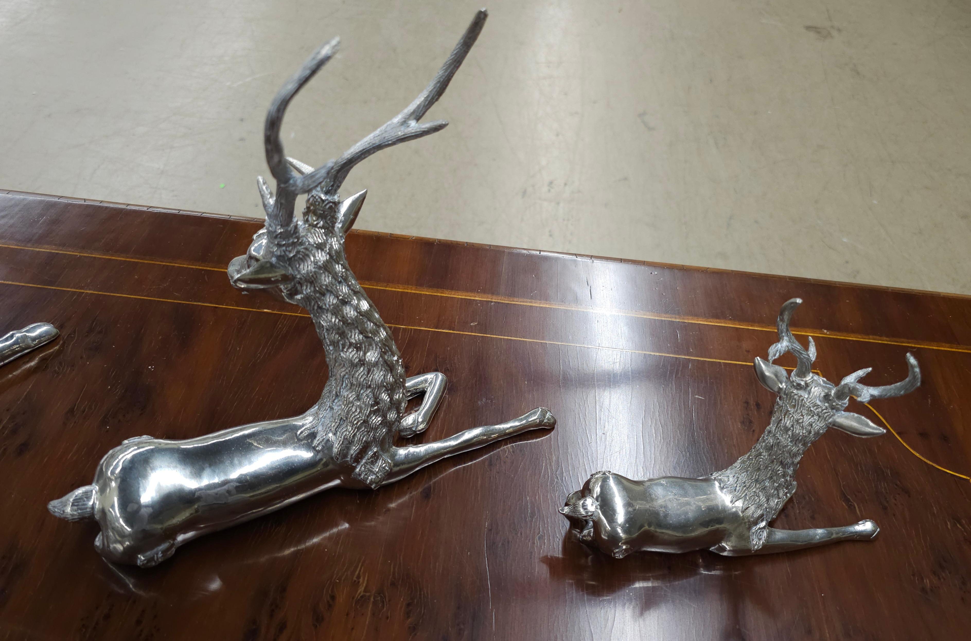 Conjunto de tres figuras de metal plateado de ciervos graduados en venta 3