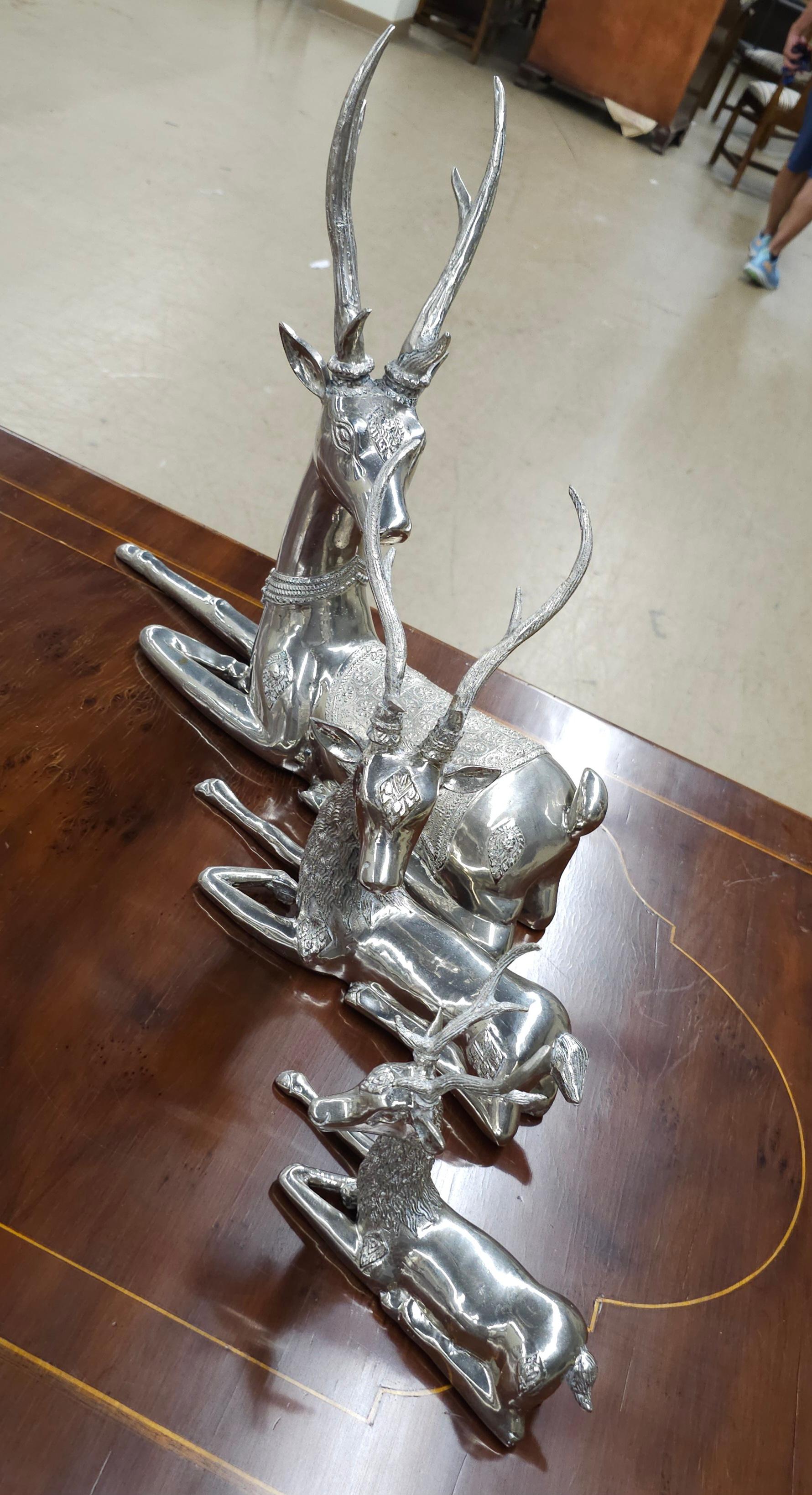 Conjunto de tres figuras de metal plateado de ciervos graduados Otro en venta