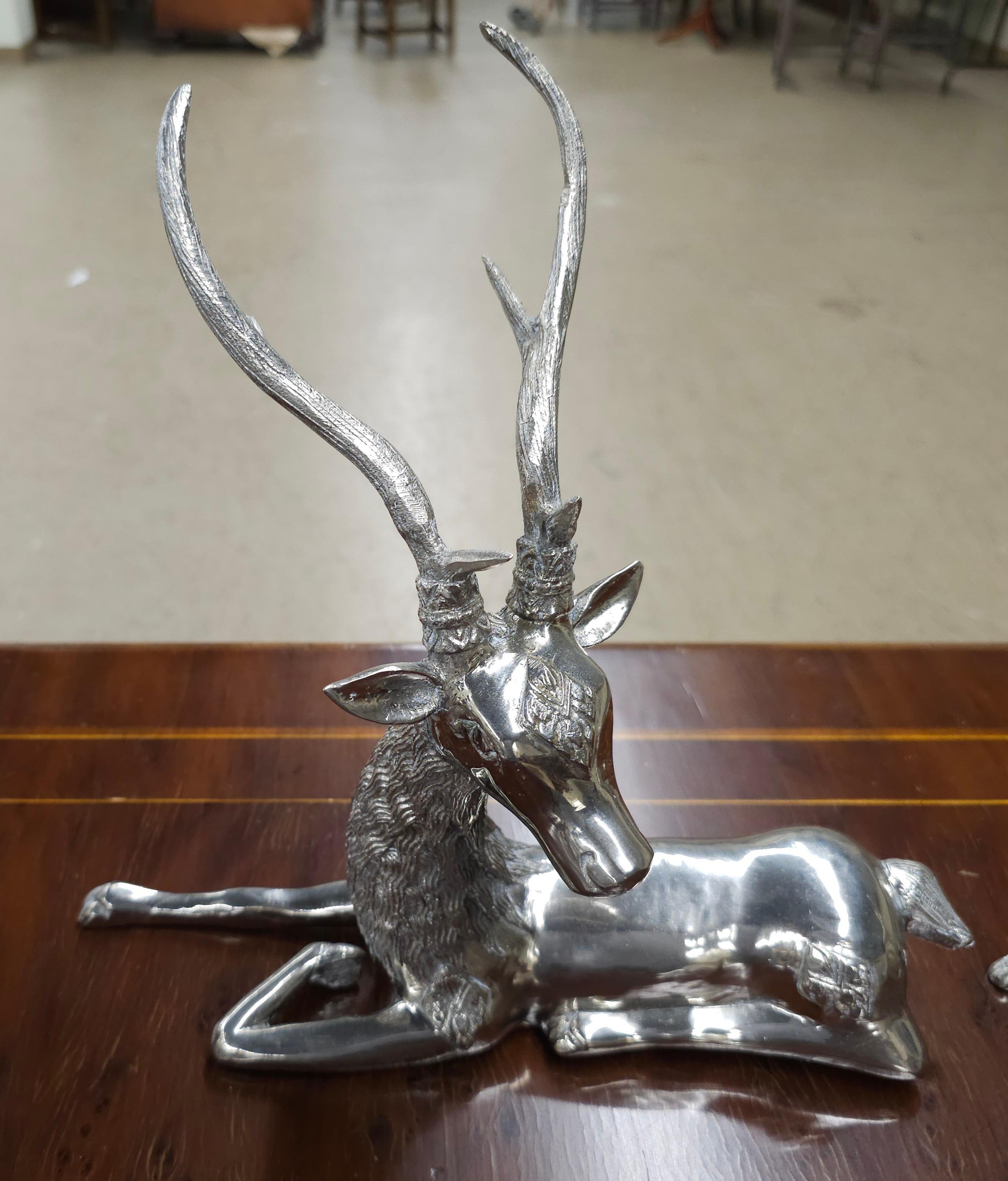 Conjunto de tres figuras de metal plateado de ciervos graduados siglo XX en venta