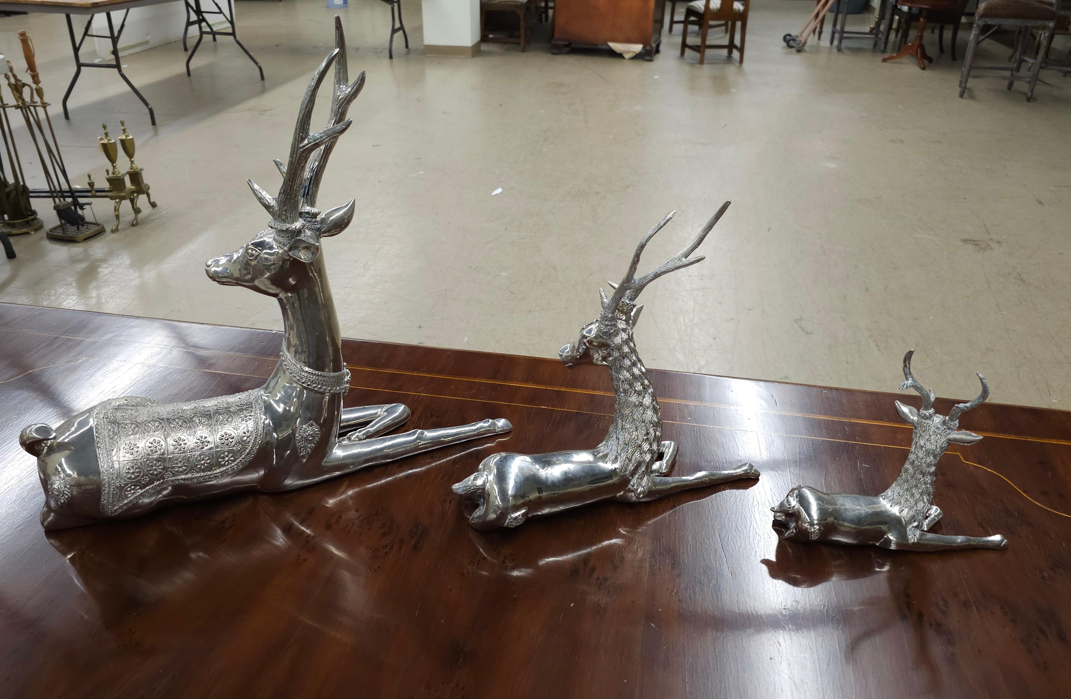 Conjunto de tres figuras de metal plateado de ciervos graduados en venta 1