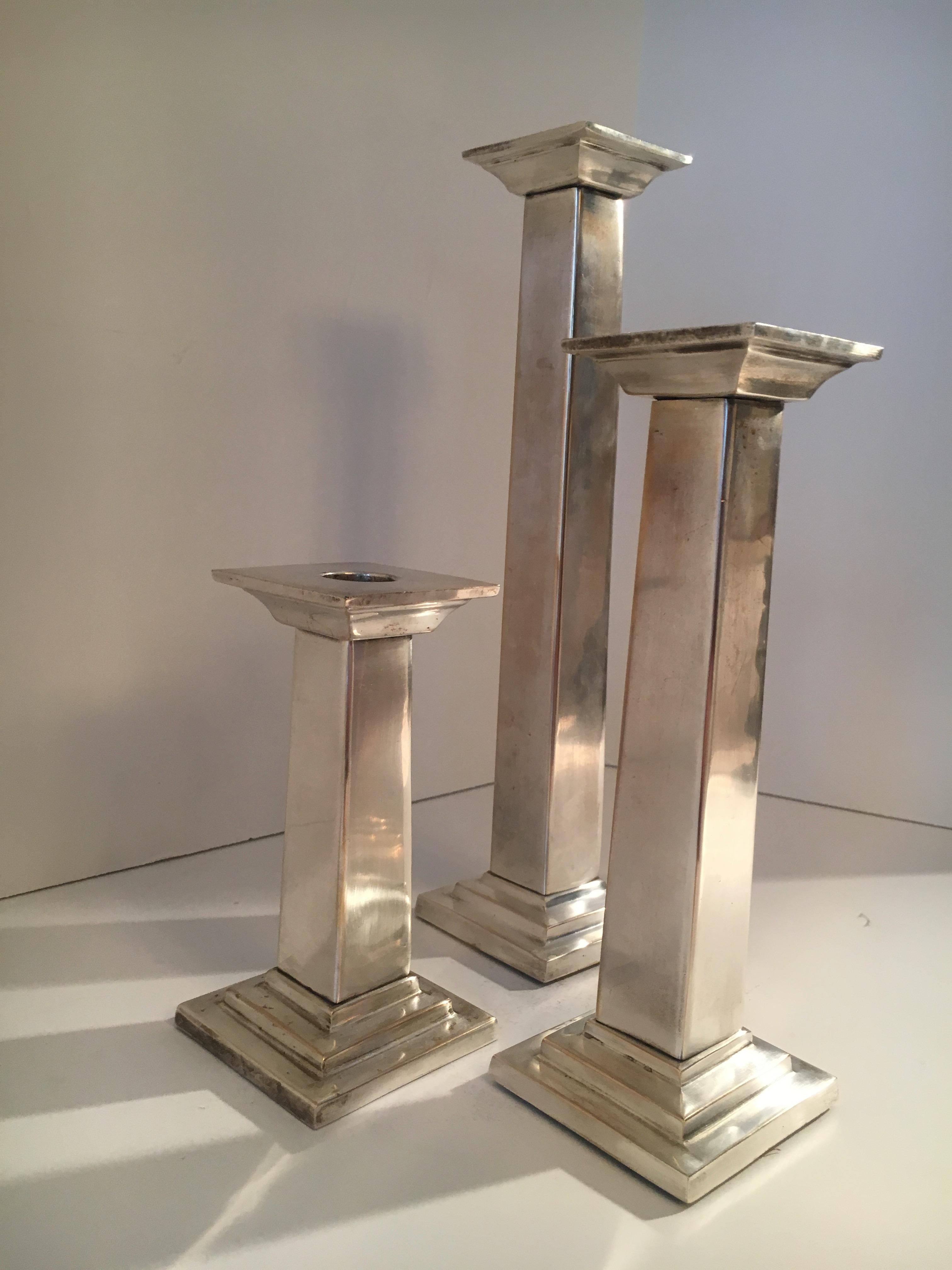 Ensemble de trois chandeliers en métal argenté - un beau trio prêt pour votre prochain dîner ou soirée !

3 tailles toutes 3