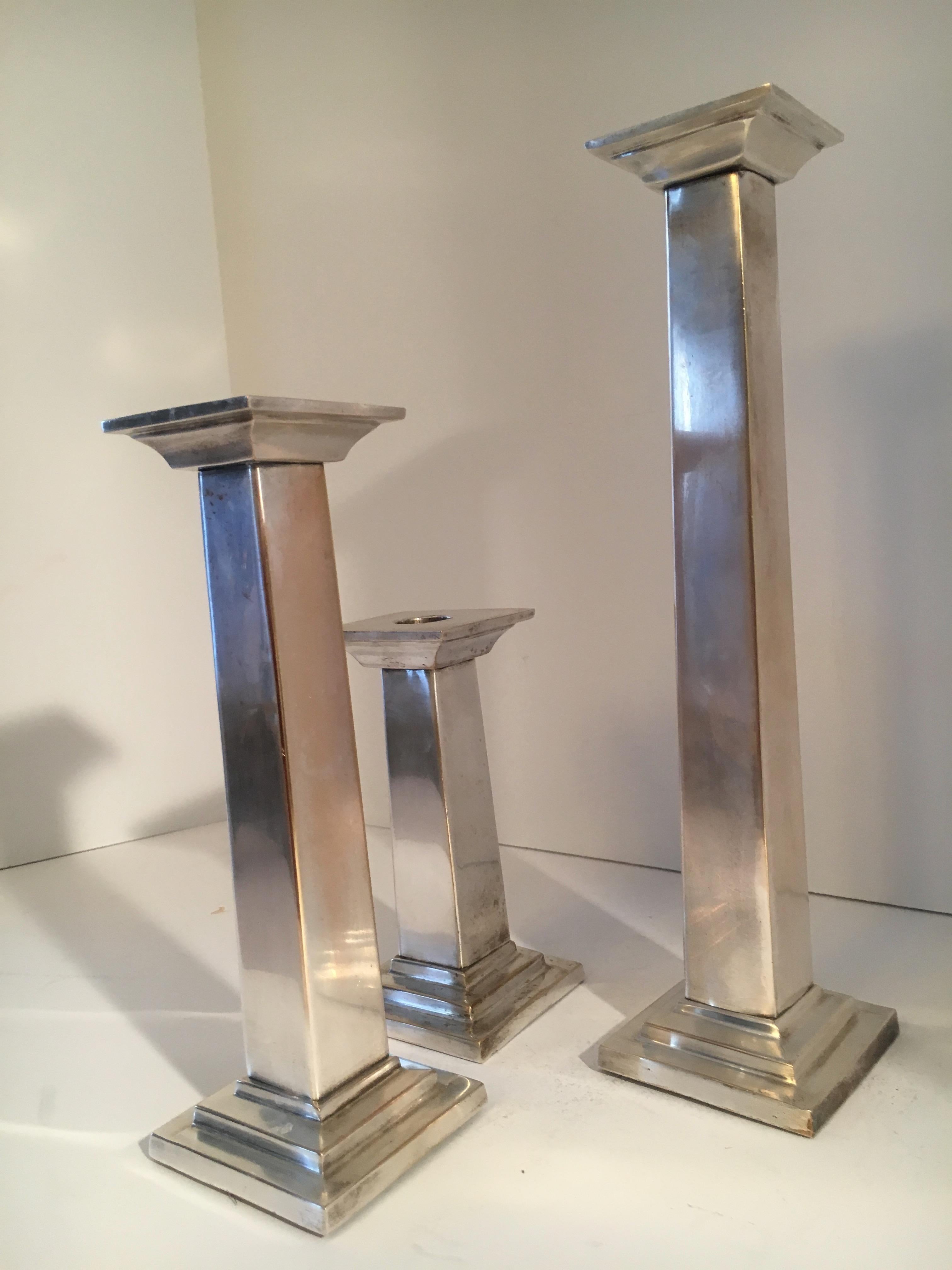 Mid-Century moderno Set di tre candelabri a colonna in argento in vendita