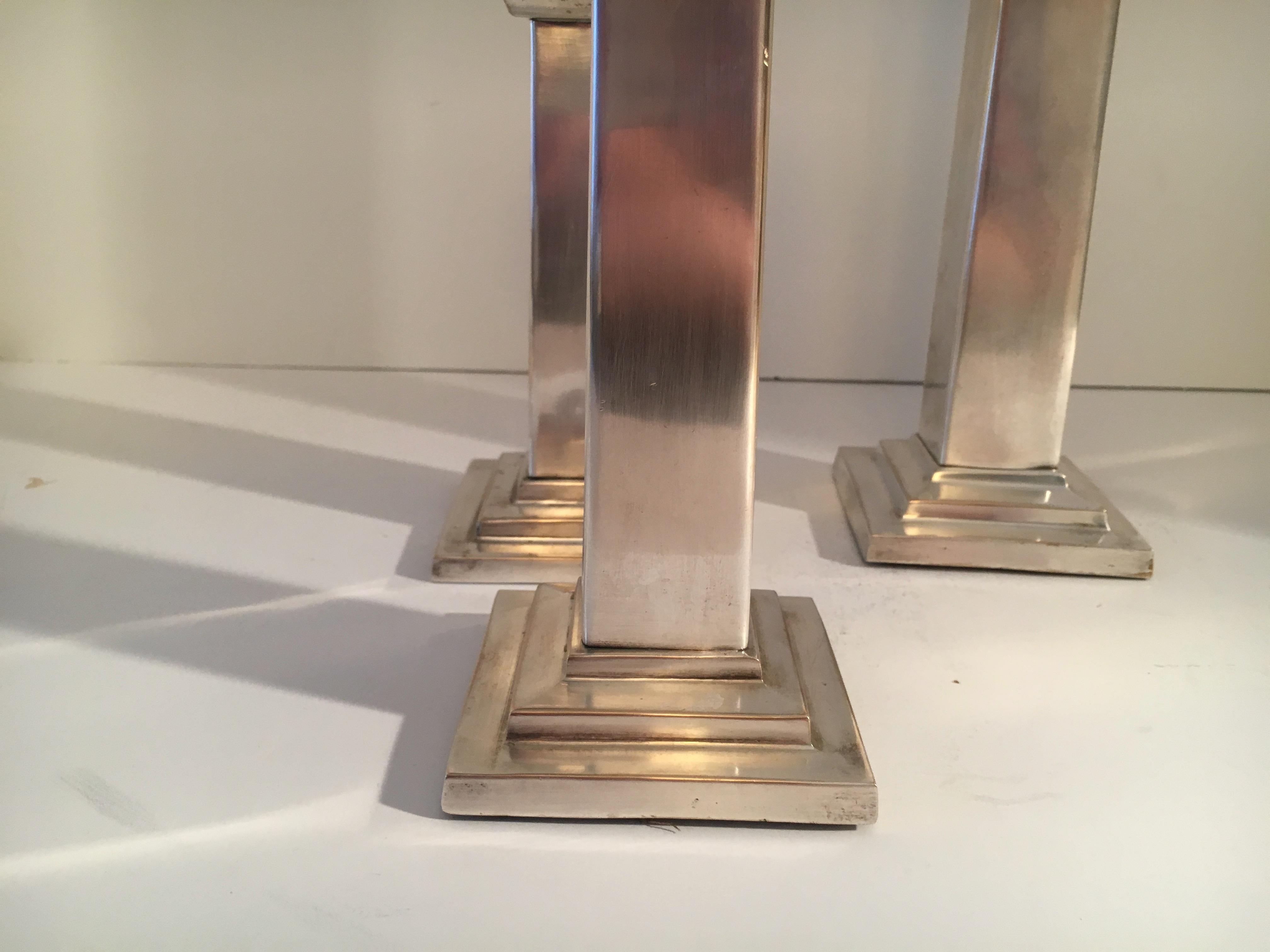 20ième siècle Ensemble de trois chandeliers à colonnes en métal argenté en vente