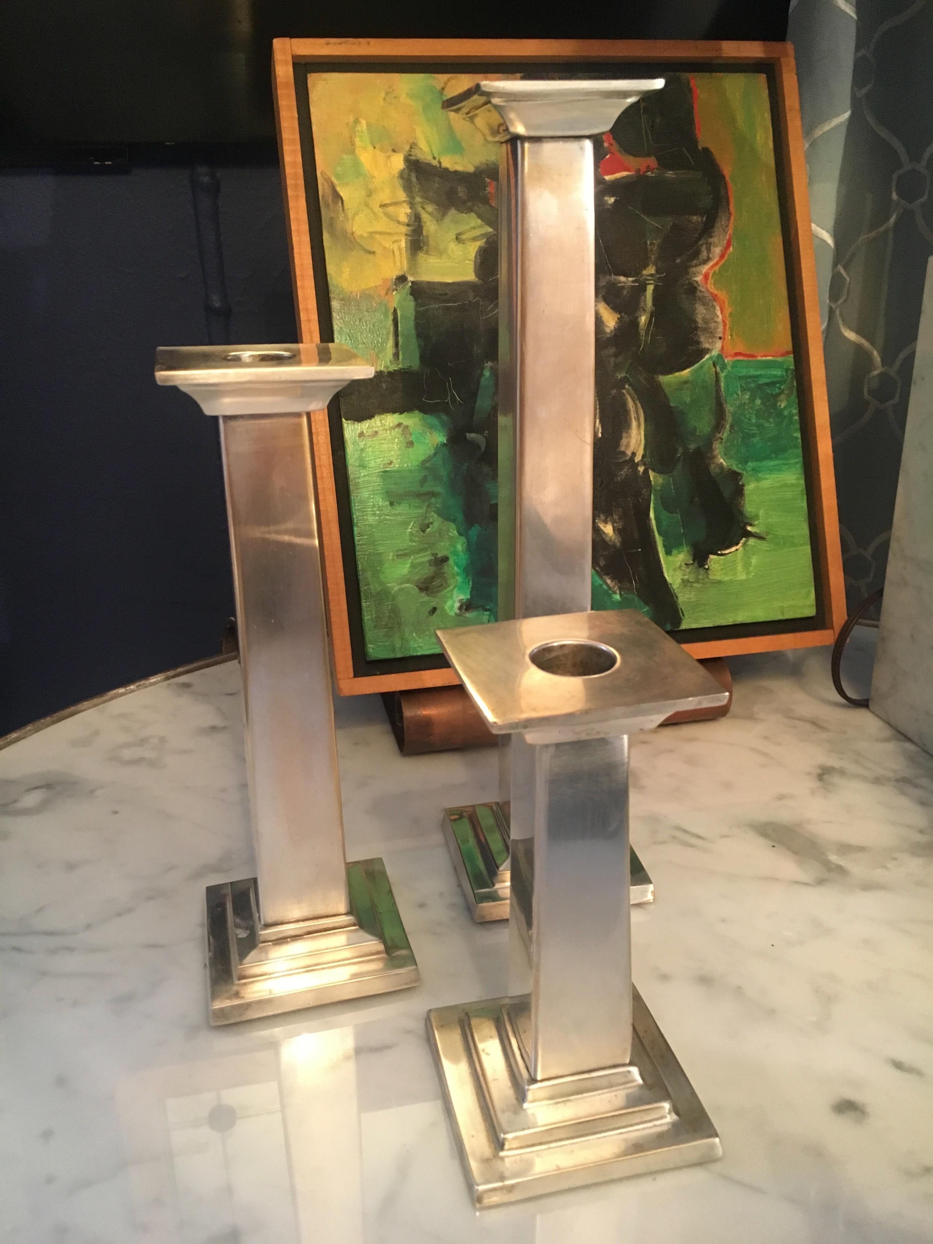Set di tre candelabri a colonna in argento in vendita 2