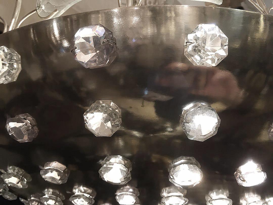 Paire de  Luminaires français en métal argenté avec des inserts en cristal et des fleurs et gouttes d'améthyste avec huit lumières intérieures. Vendu individuellement.

Mesures :
chute minimale de 24 pouces (réglable)
diamètre de 31
