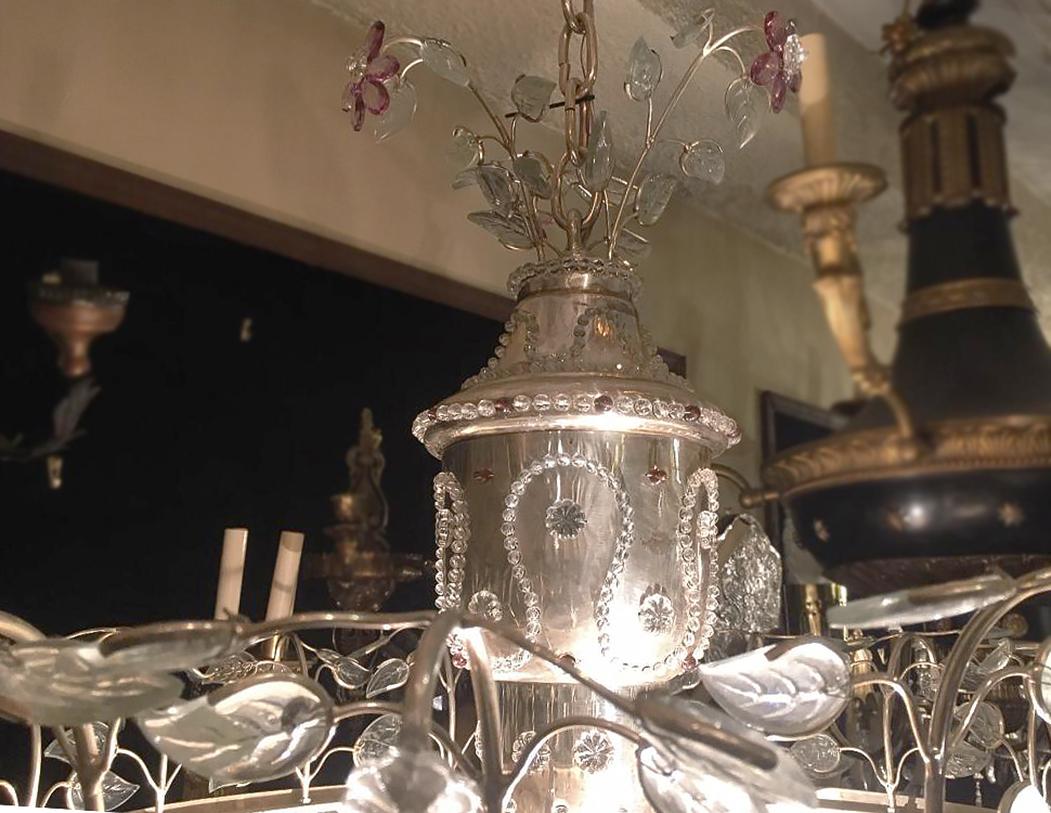 Milieu du XXe siècle Paire de luminaires en métal argenté avec fleurs d'améthyste. Vendu individuellement. en vente