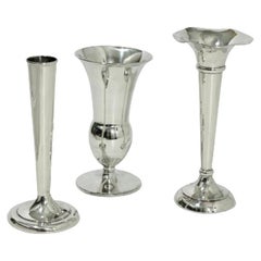 Ensemble de trois petits vases en argent