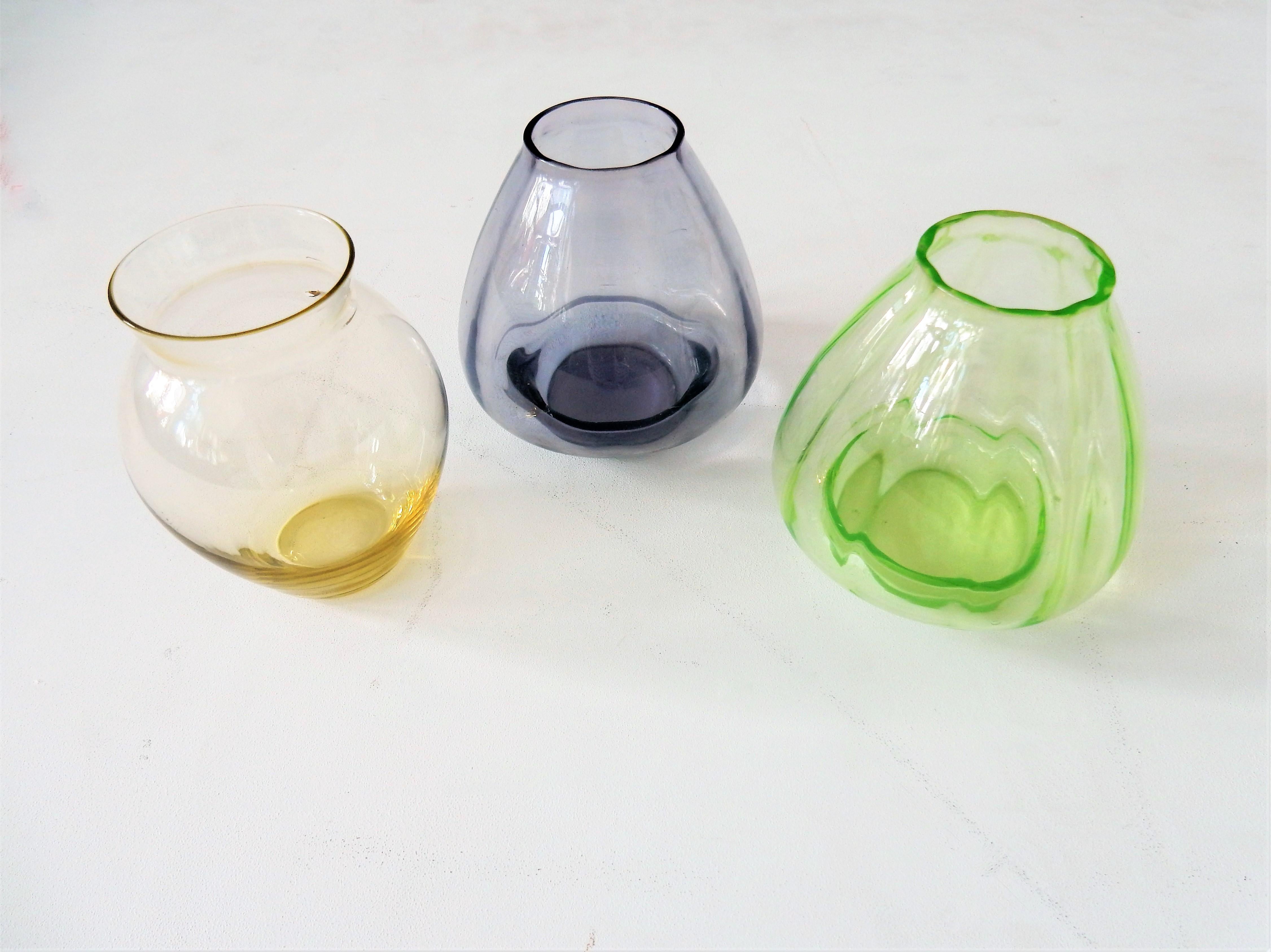 Set of Three Small Colored Glass Vases by A.D. Copier, the Netherlands, 1930s In Good Condition For Sale In Steenwijk, NL