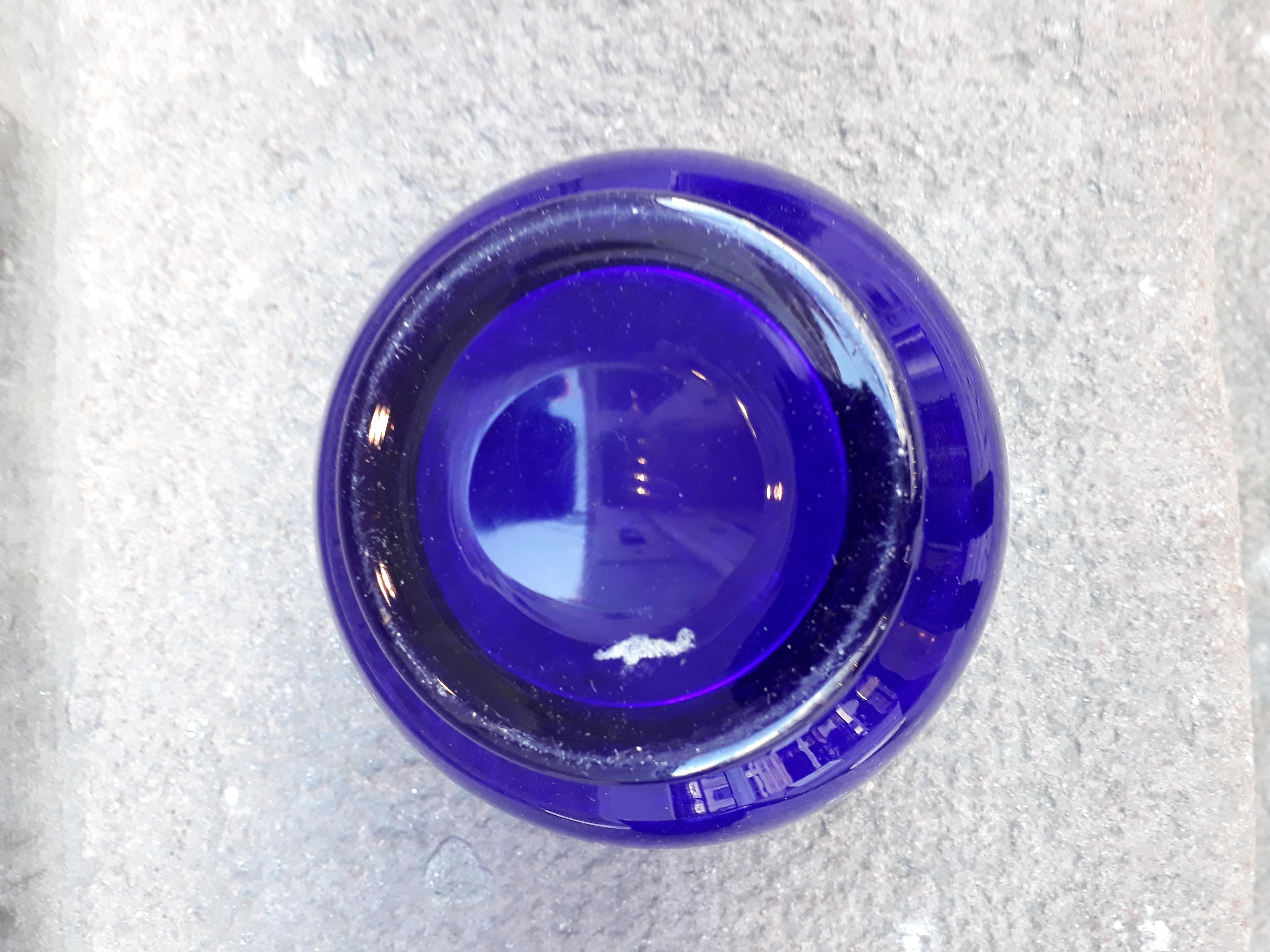 Set von drei kleinen schwedischen kobaltblauen mundgeblasenen Glasschalen oder Trinkets im Angebot 4