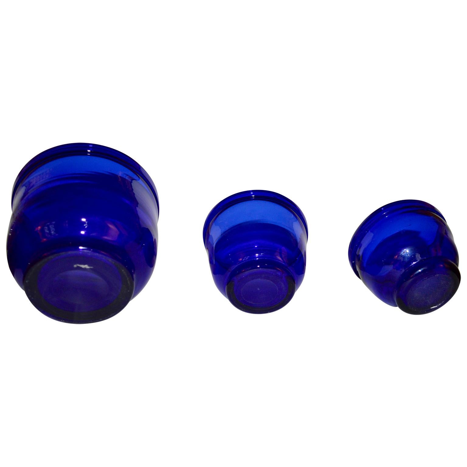 Ensemble de trois petits bols ou bibelots en verre soufflé suédois bleu cobalt.