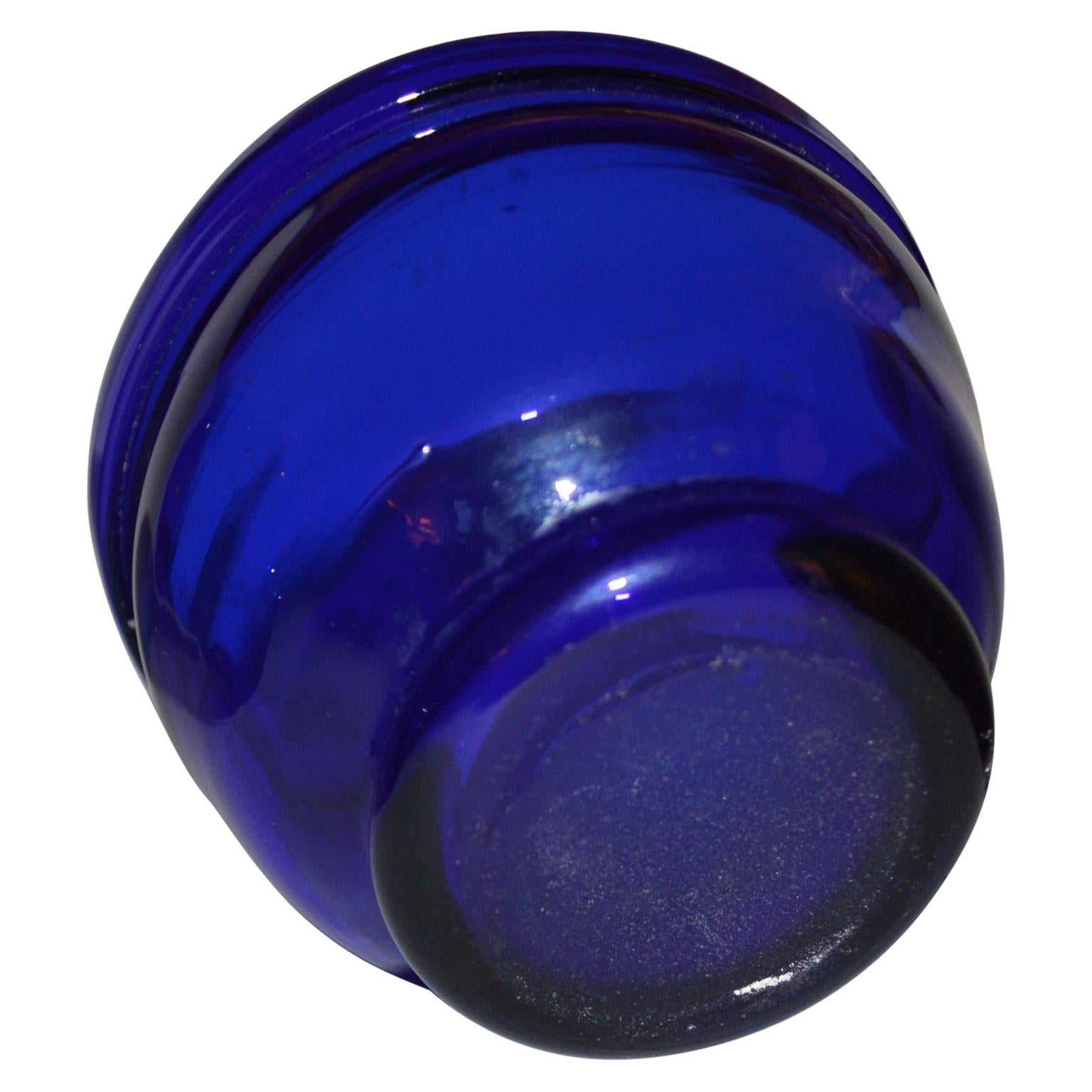 Set von drei kleinen schwedischen kobaltblauen mundgeblasenen Glasschalen oder Trinkets (Rustikal) im Angebot