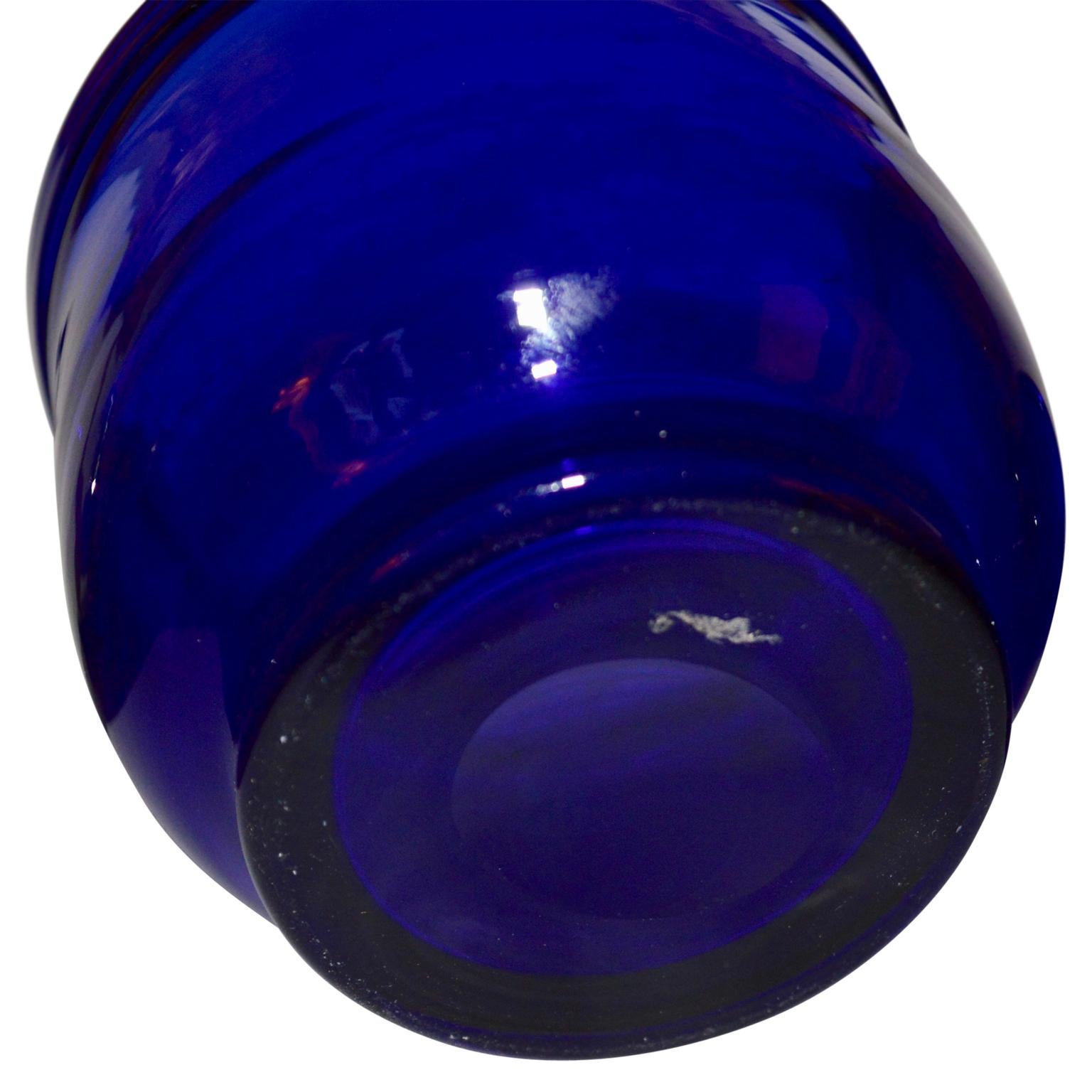 Set von drei kleinen schwedischen kobaltblauen mundgeblasenen Glasschalen oder Trinkets (Handgefertigt) im Angebot