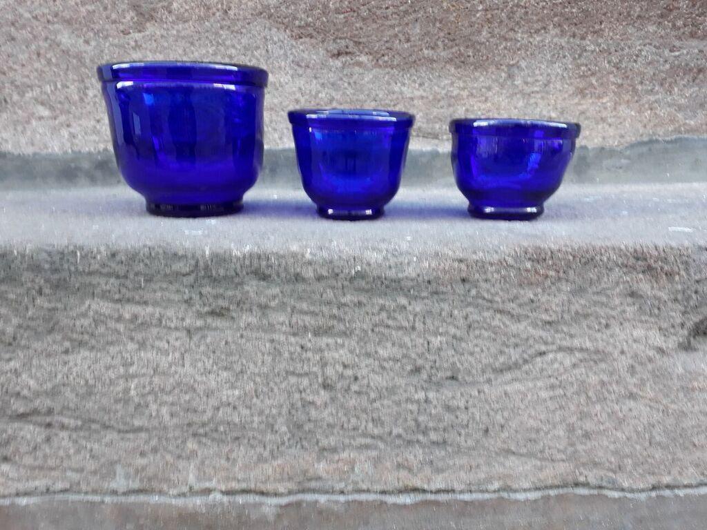 XIXe siècle Ensemble de trois petits bols ou coffrets suédois en verre soufflé à la main bleu cobalt en vente