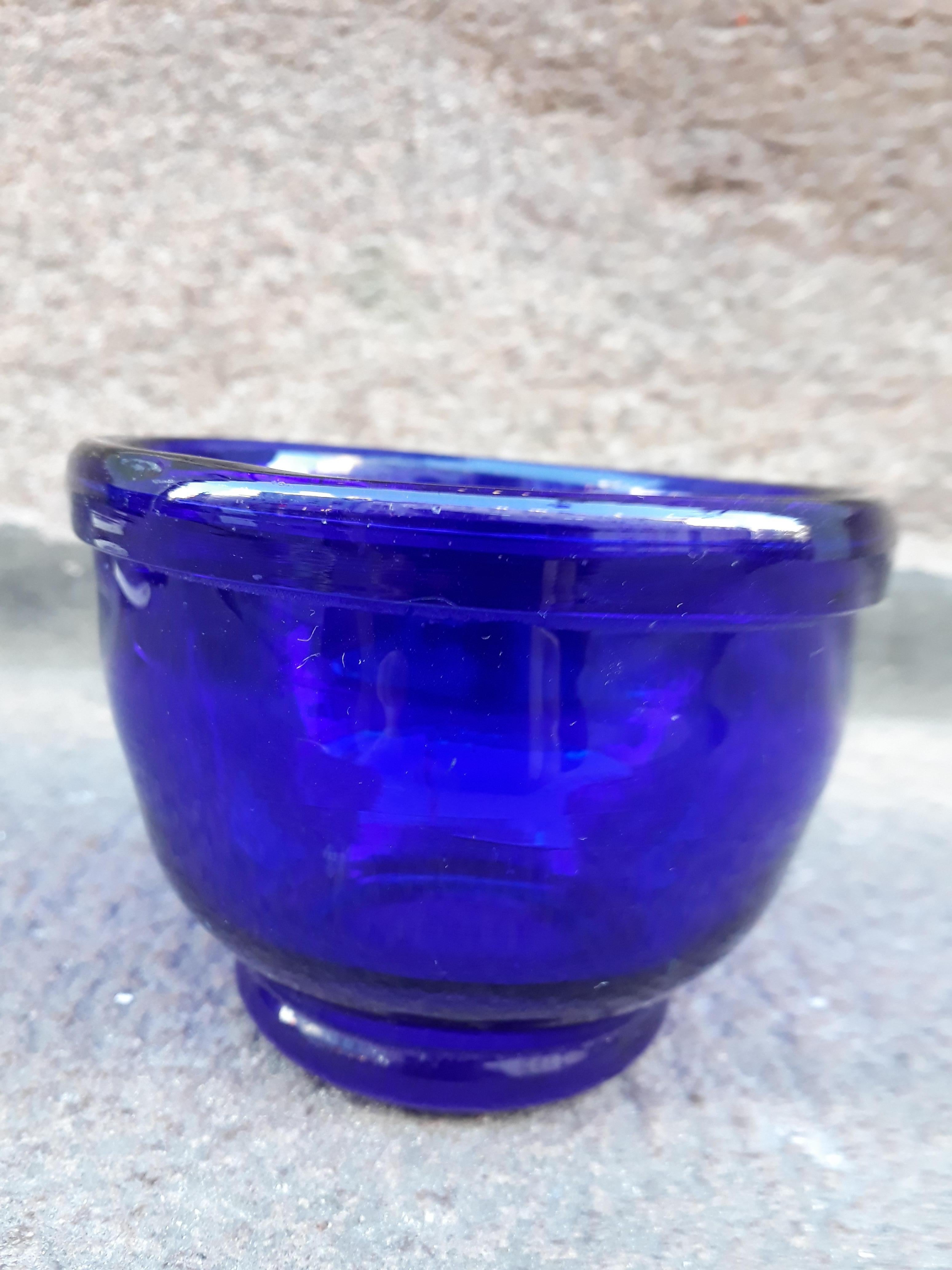 Verre brun Ensemble de trois petits bols ou coffrets suédois en verre soufflé à la main bleu cobalt en vente