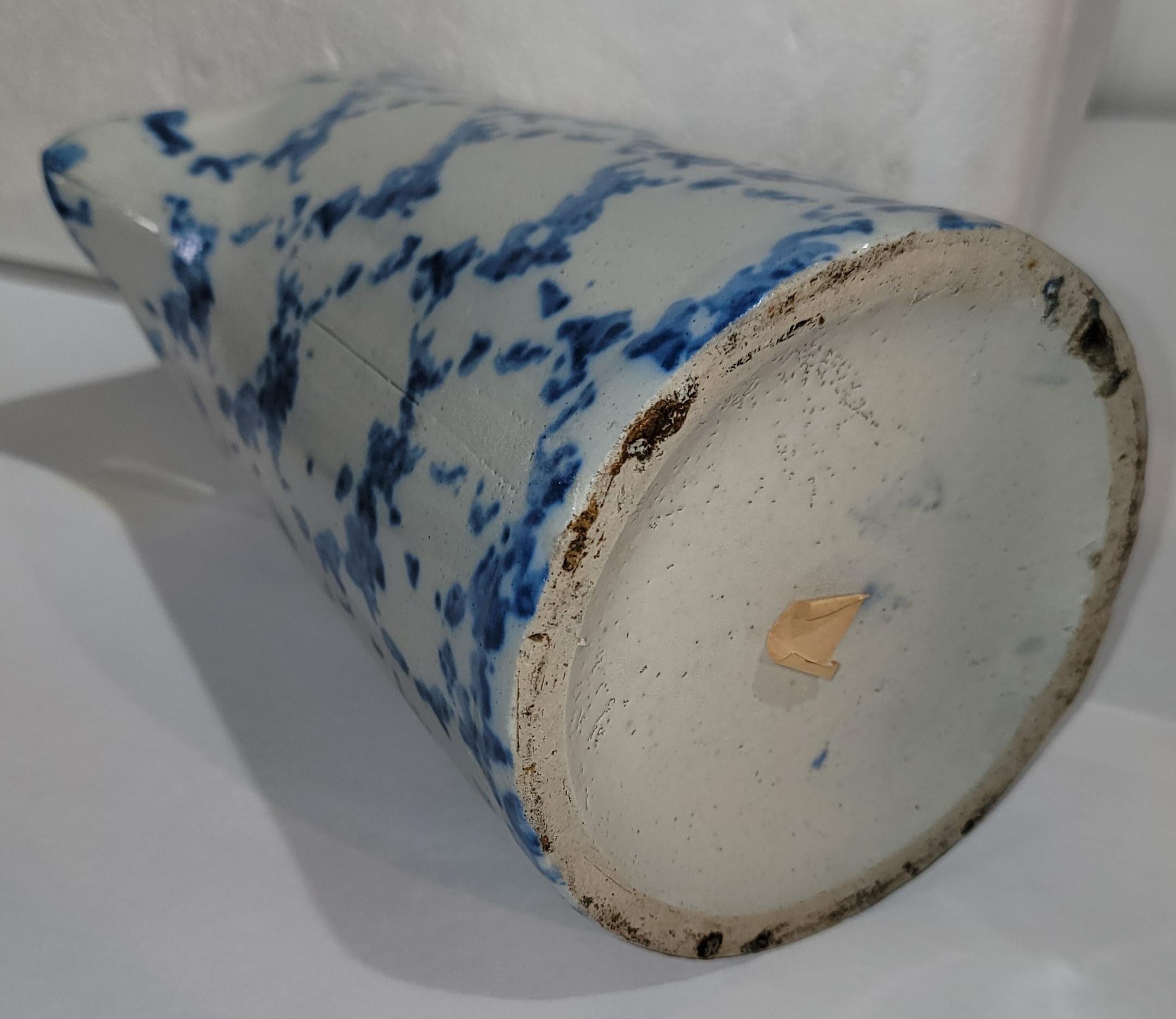Set di tre brocche in Sponge Ware smaltate a mano con anello di fumo del XIX secolo. Brocche di ceramica dal design ad anello fumé con motivi di spugna unici. Ogni modello di spugna ha un diverso disegno ad anello di fumo. Per dare un aspetto simile