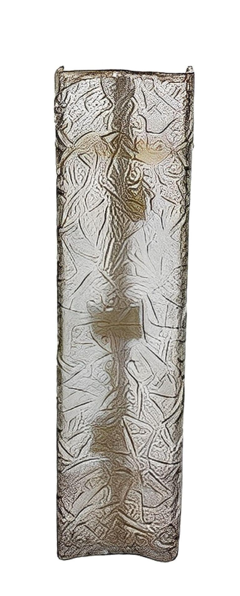 Impresionante juego de tres apliques de pared escultóricos diseñados por Mazzega, Italia, hacia la década de 1960. Cada aplique presenta una llamativa forma rectangular elaborada con cristal de Murano ahumado con una textura interna única: la