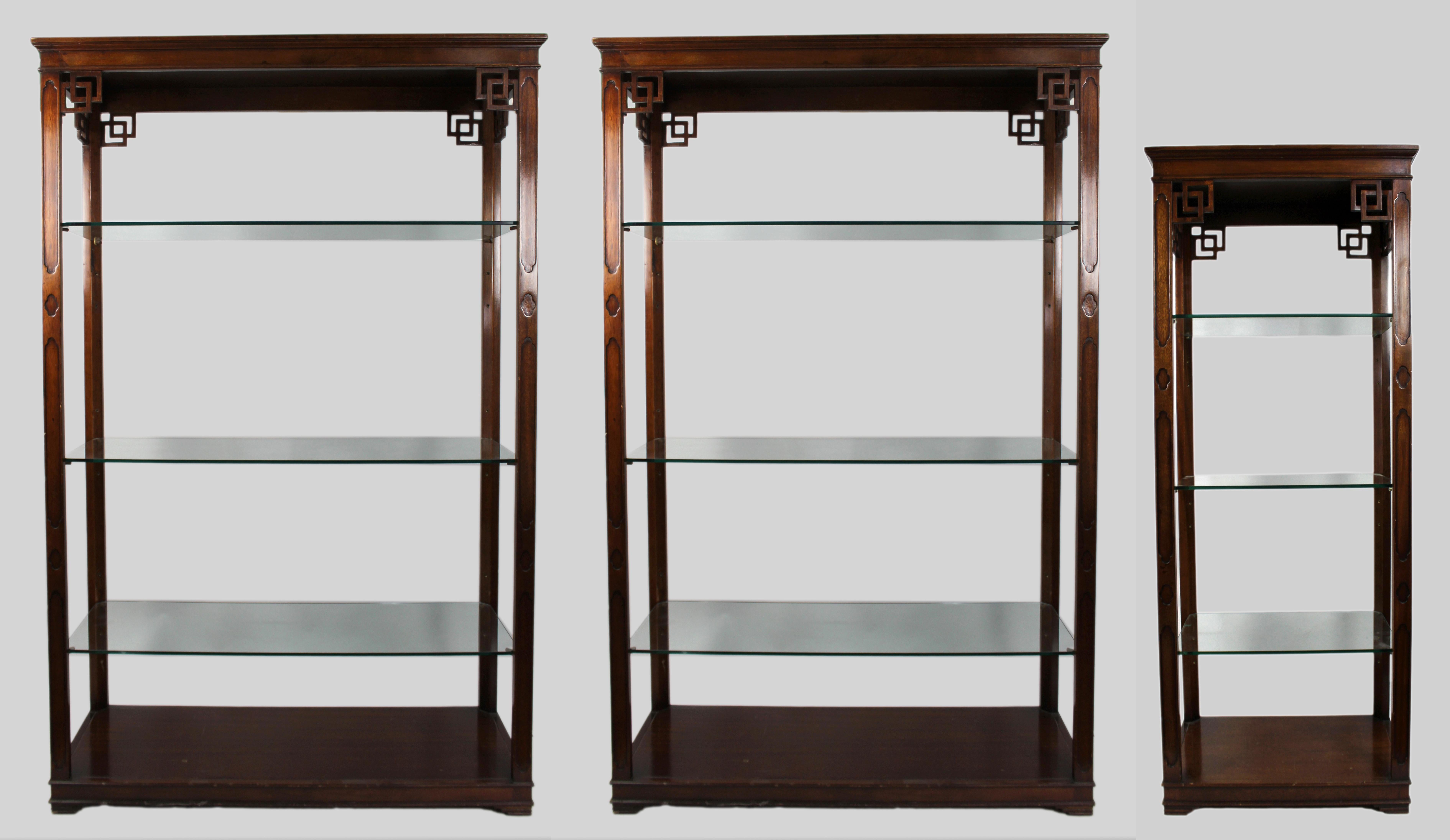 Satz von drei Vitrinen aus massivem Mahagoni mit abgeschrägten Glasböden
CIRCA 1970er-1980er Jahre

Ein fein gearbeiteter Satz von drei massiven Mahagoni-Vitrinen im chinesischen Chippendale-Stil, bestehend aus einem abgestimmten Paar großer
