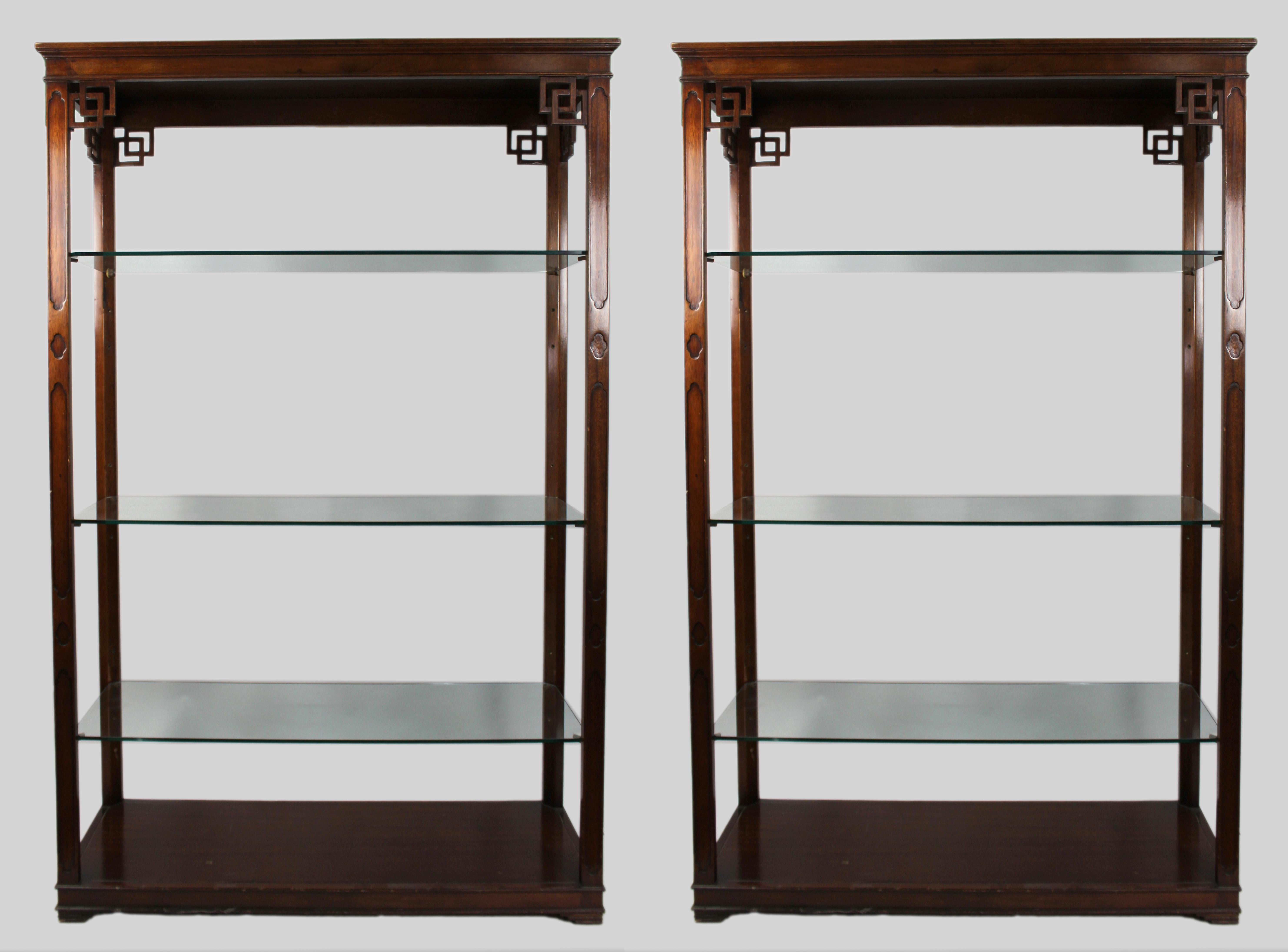 Set aus drei Vitrinenschränken aus massivem Mahagoni mit Glasböden (Britisch) im Angebot