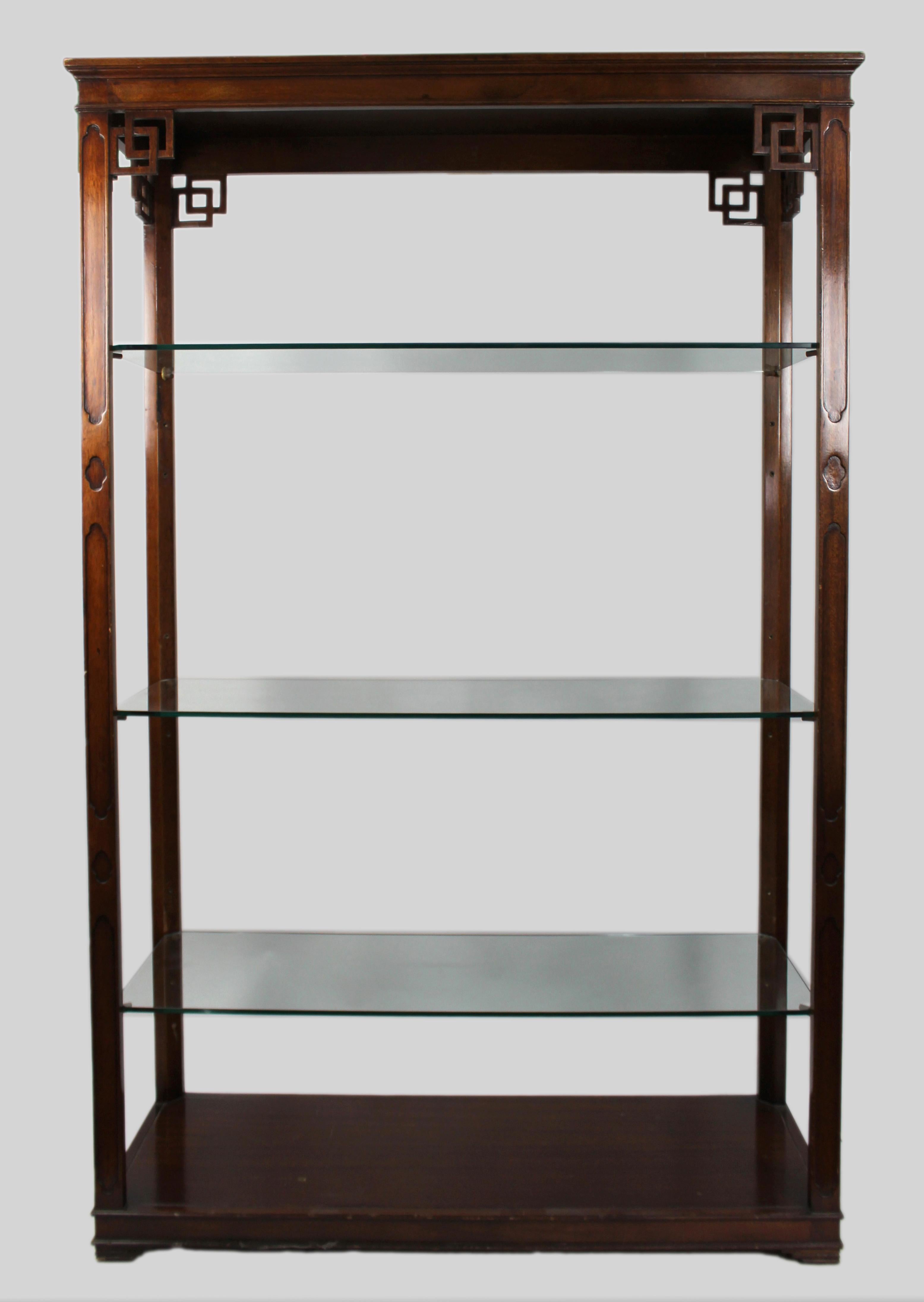 Set aus drei Vitrinenschränken aus massivem Mahagoni mit Glasböden im Zustand „Gut“ im Angebot in Worcester, GB