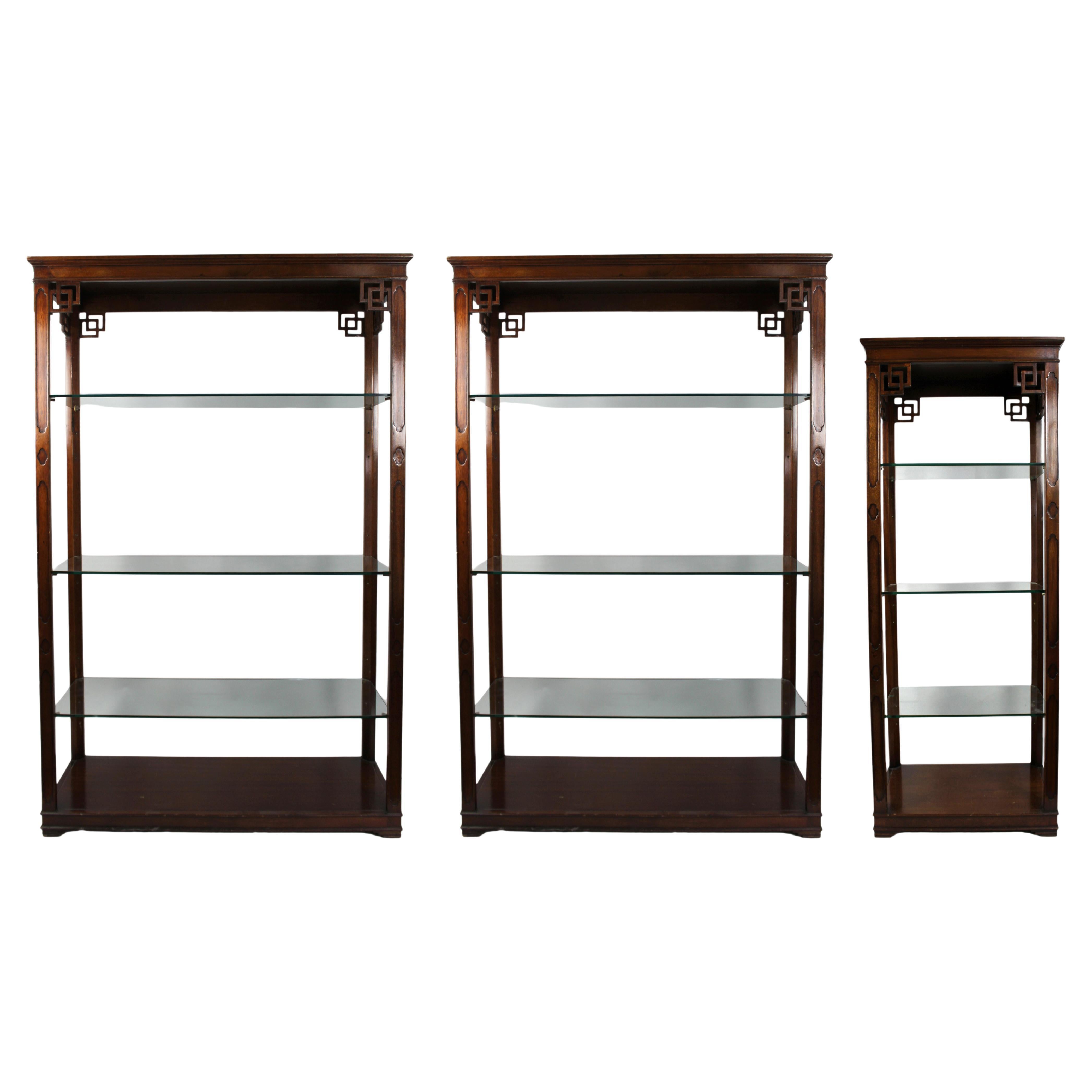 Set aus drei Vitrinenschränken aus massivem Mahagoni mit Glasböden im Angebot