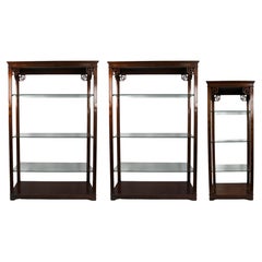 Ensemble de trois vitrines en acajou massif avec étagères en verre