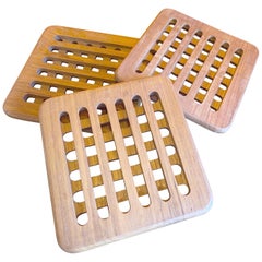 Juego de tres salvamanteles MCM de teca maciza