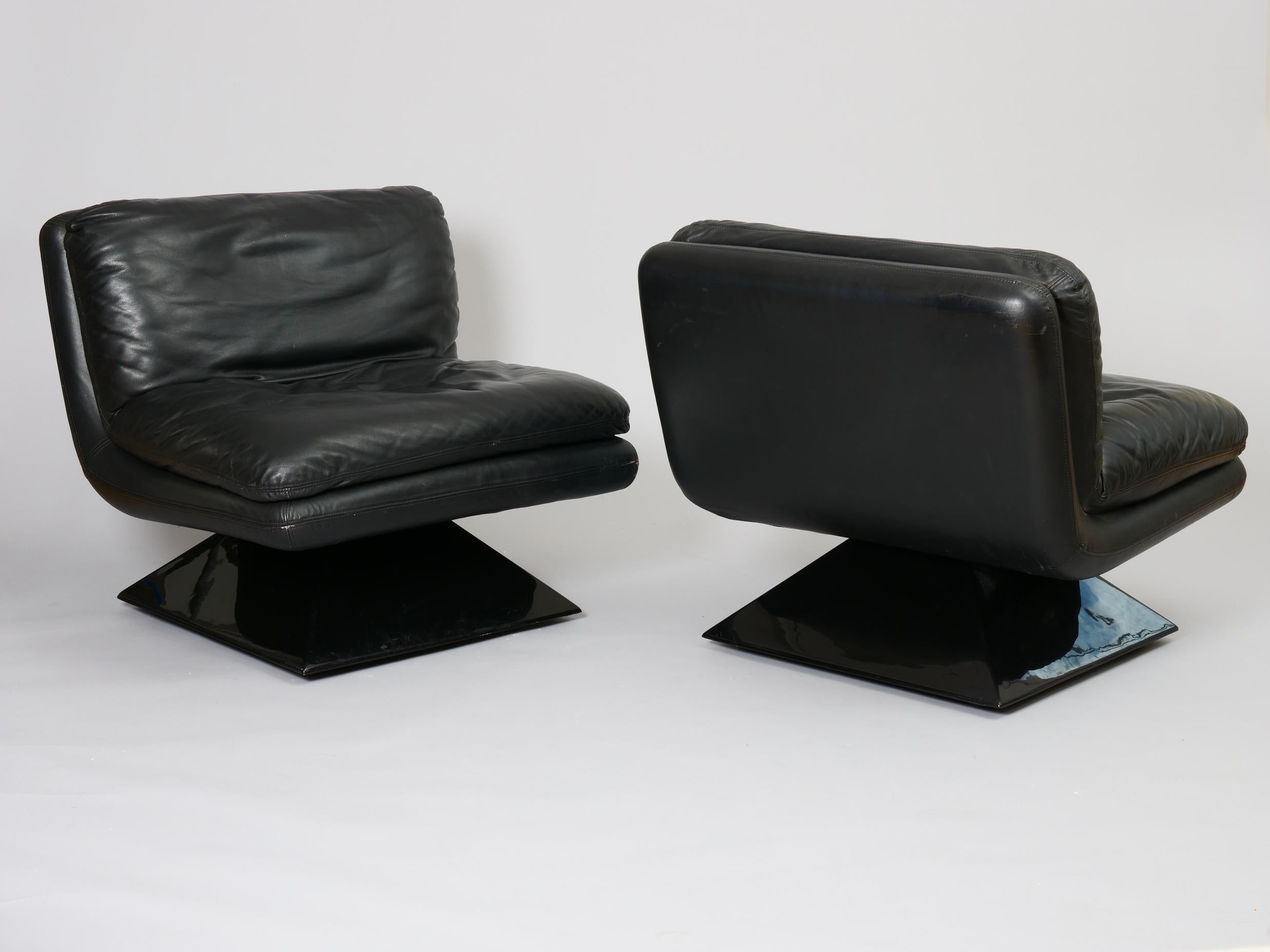 Set of three sculptural lounge chairs in soft black leather on a pyramid shape acrylic base

In very good condition

Comfortable!