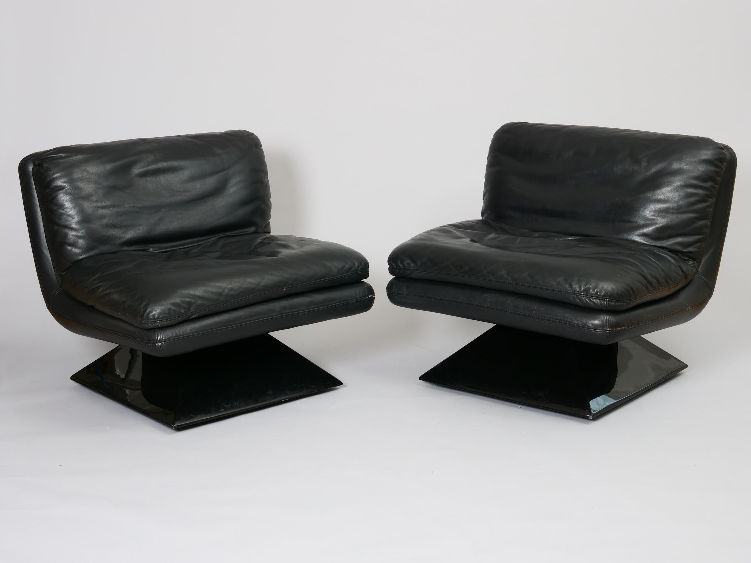 Italian Set of three Space Age leather lounge chairs on acrylic base. Italy c1970 For Sale