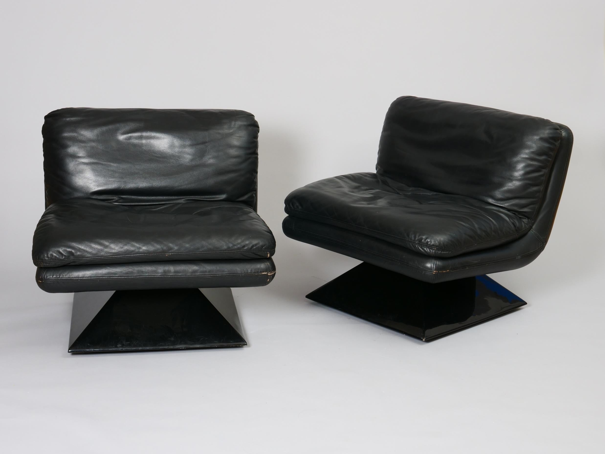 Set of three Space Age leather lounge chairs on acrylic base. Italy c1970 In Good Condition For Sale In London, GB
