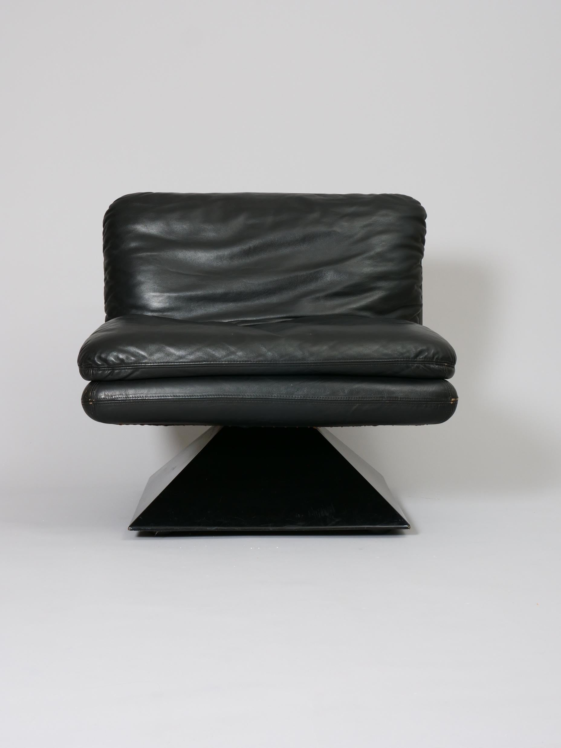Late 20th Century Set of three Space Age leather lounge chairs on acrylic base. Italy c1970 For Sale
