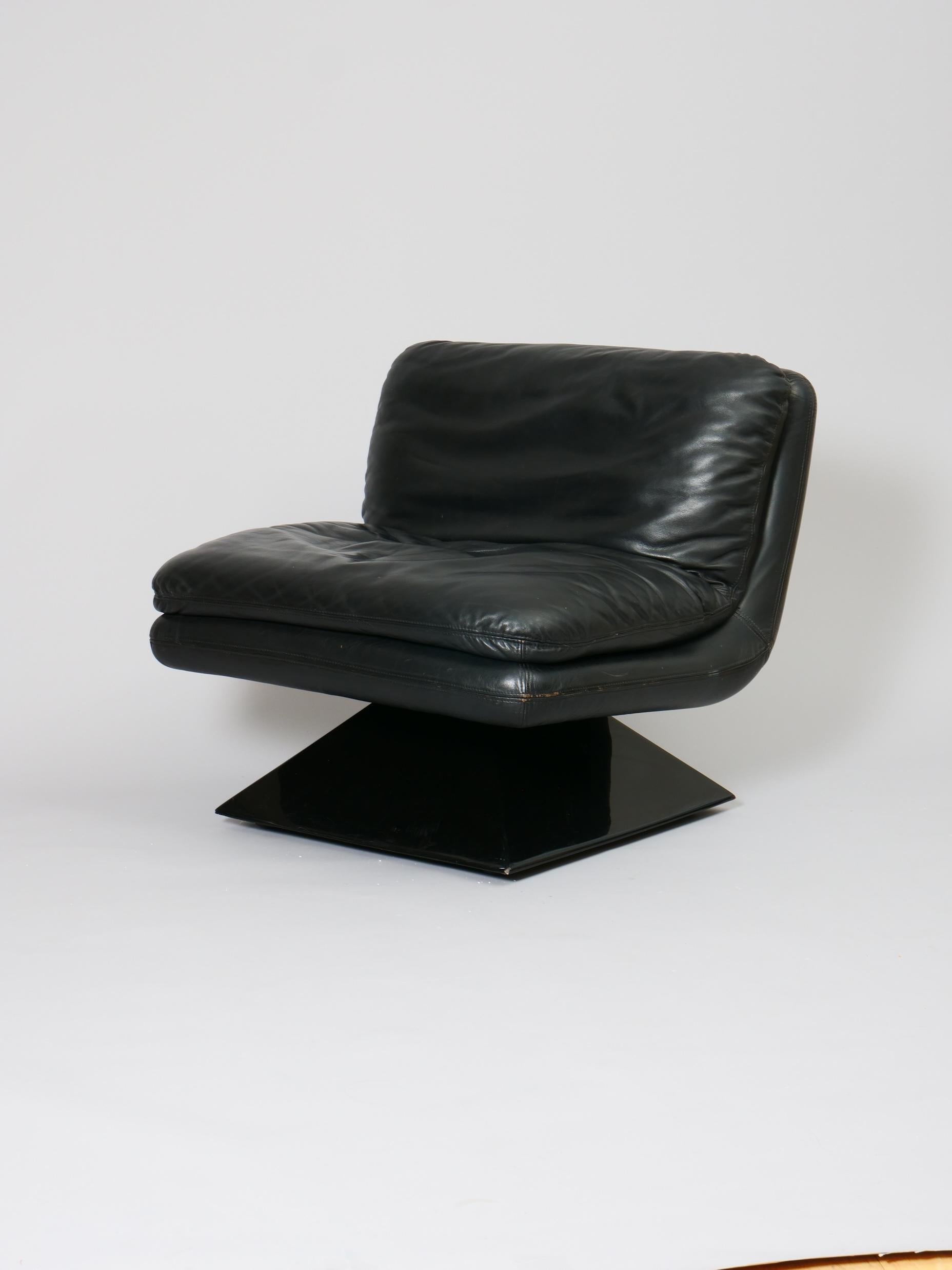 Leather Set of three Space Age leather lounge chairs on acrylic base. Italy c1970 For Sale