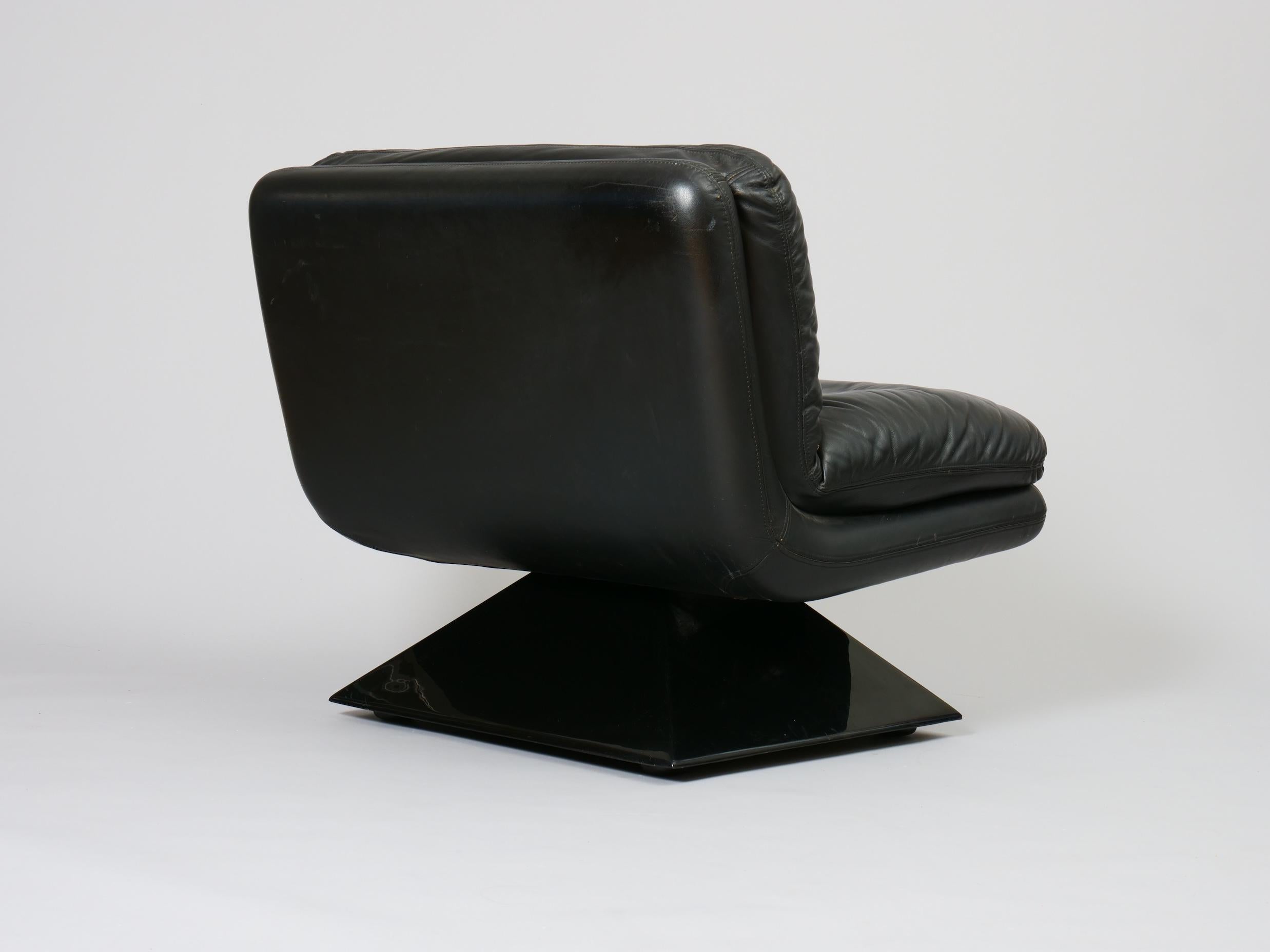 Set of three Space Age leather lounge chairs on acrylic base. Italy c1970 For Sale 2