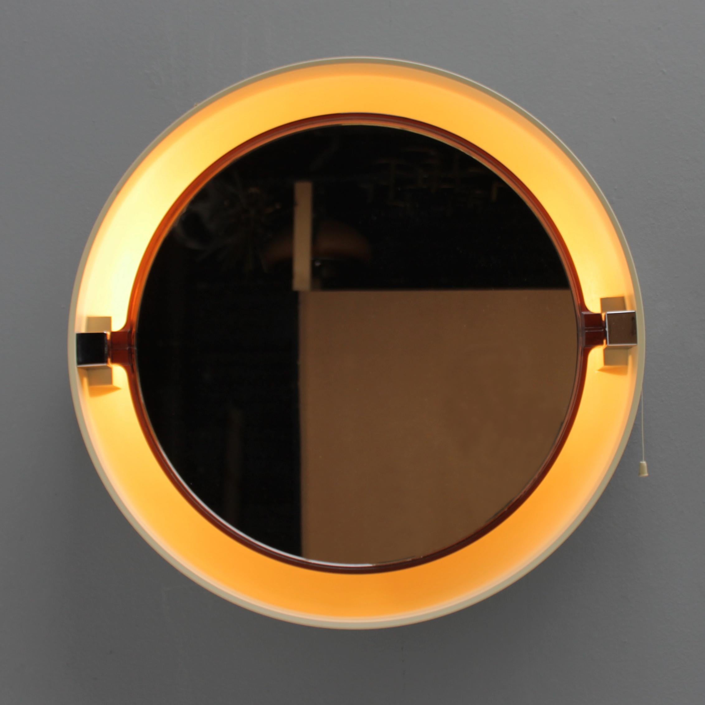 The originally French company Allibert (Grenoble)
developed in the 1960s and 1970s the well-known Space Age bathroom mirrors. These mirrors were produced in West Germany.
The mirrors we offer are of plastics and chrome, in a off-white color.