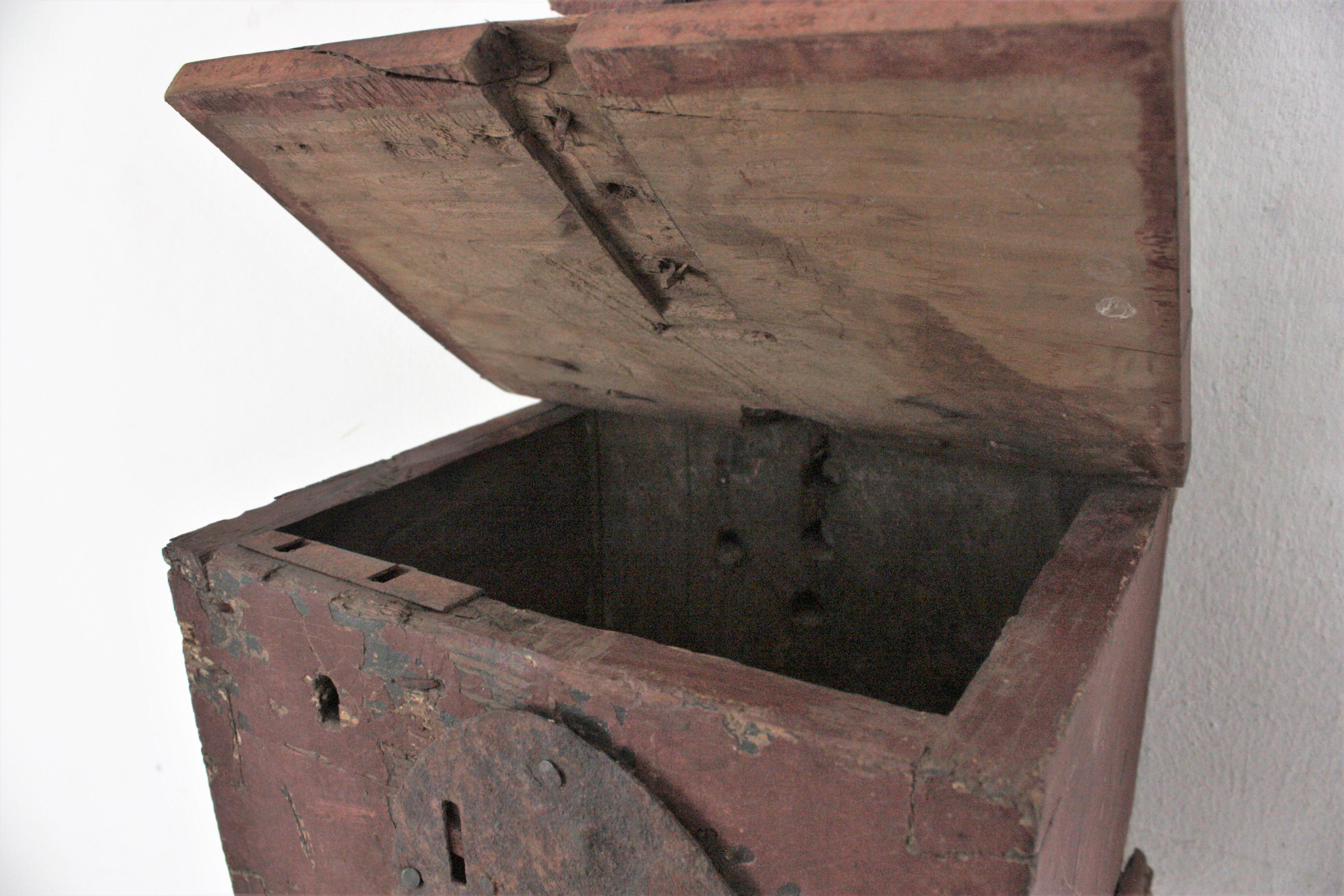 Set di tre cassette per le elemosine della chiesa spagnola, decorazione da parete, XVIII secolo in vendita 1