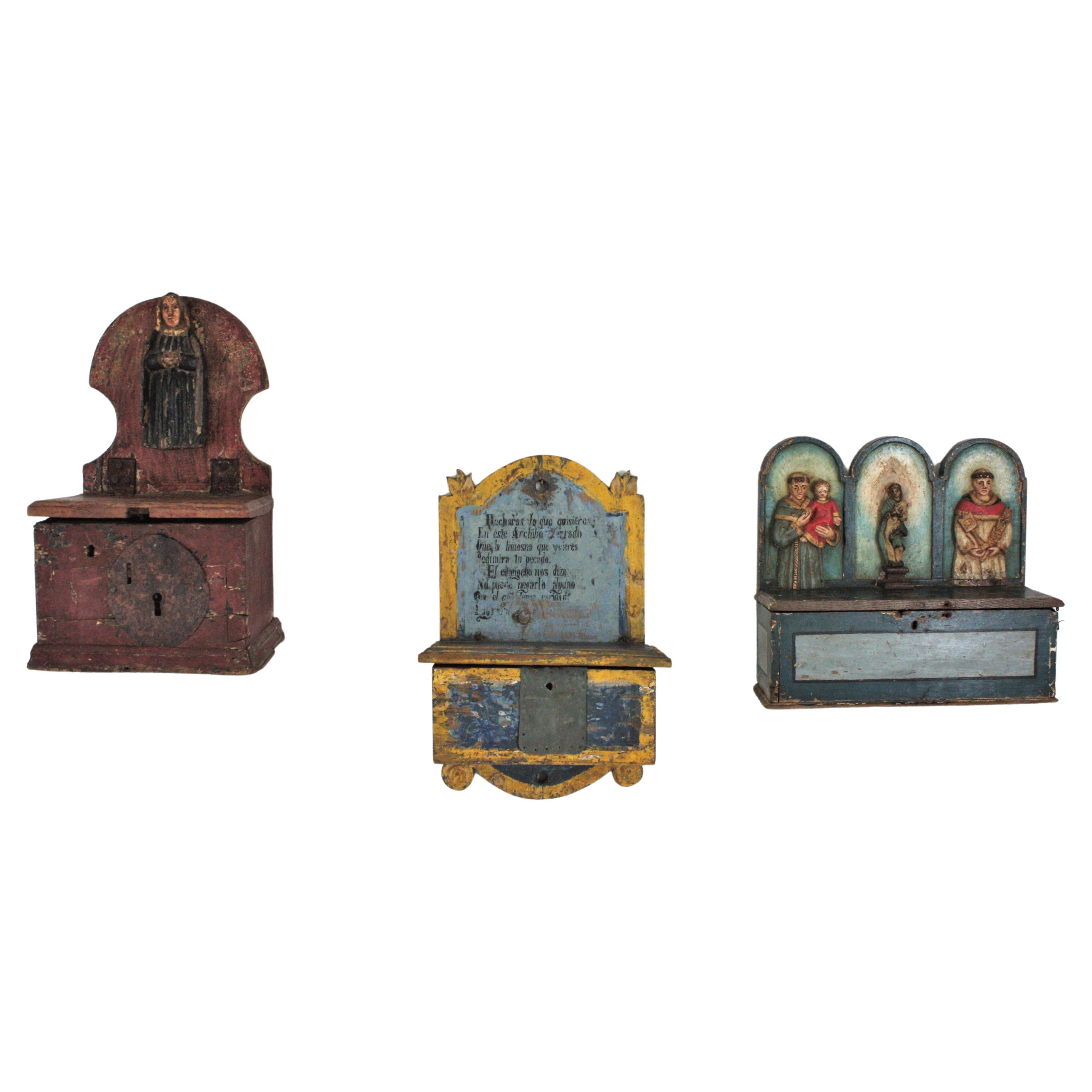 Set di tre scatole per donazioni e offerte in legno intagliato e dipinto a mano ALM, Spagna, XVIII secolo.
Cassette per le offerte di donazione in legno policromato come decorazioni da parete.
Bellissima decorazione da parete composta da tre