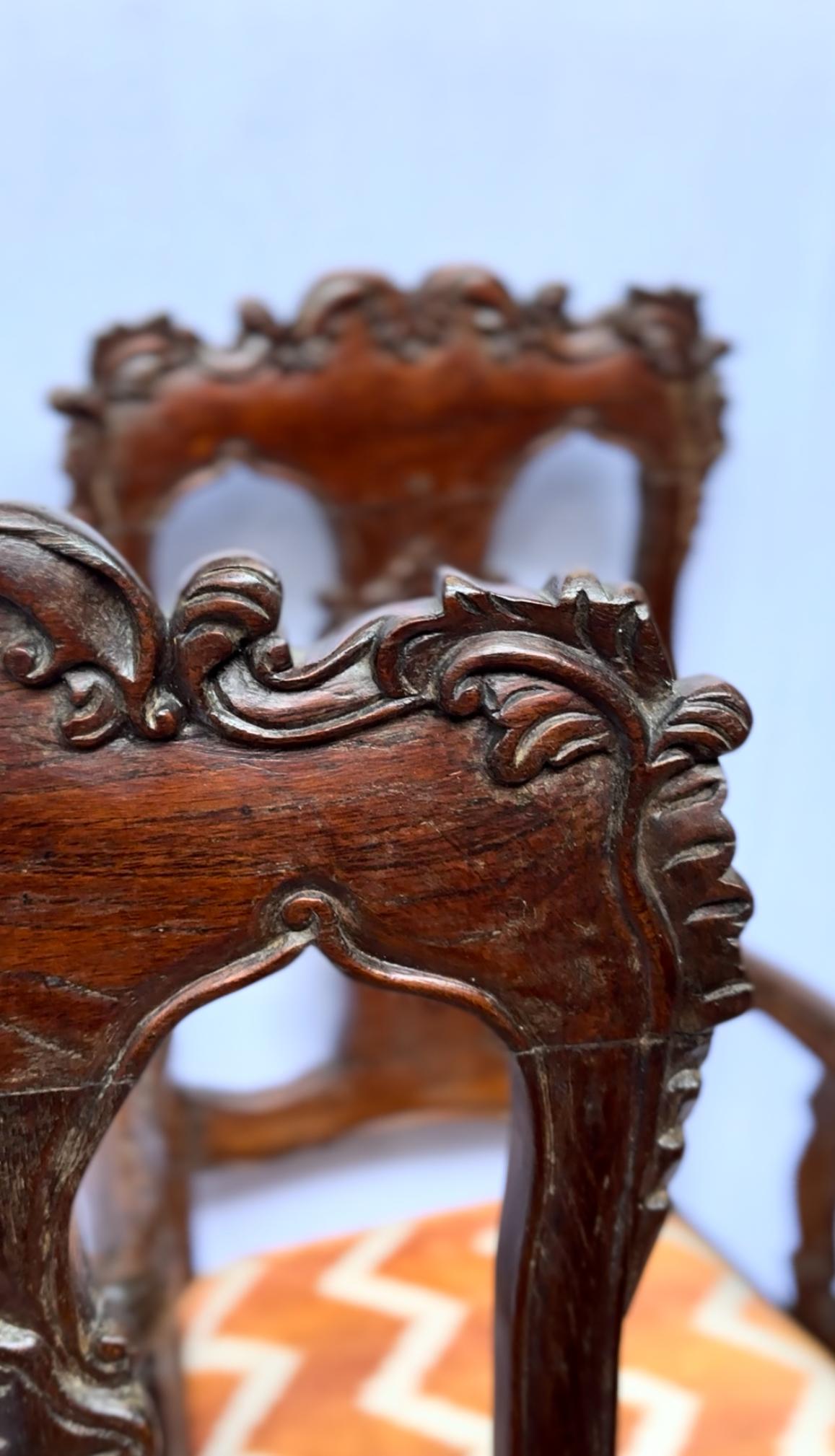 Juego de Tres Sillones Coloniales Españoles, Perú, Siglo XVIII Tallado a mano en venta