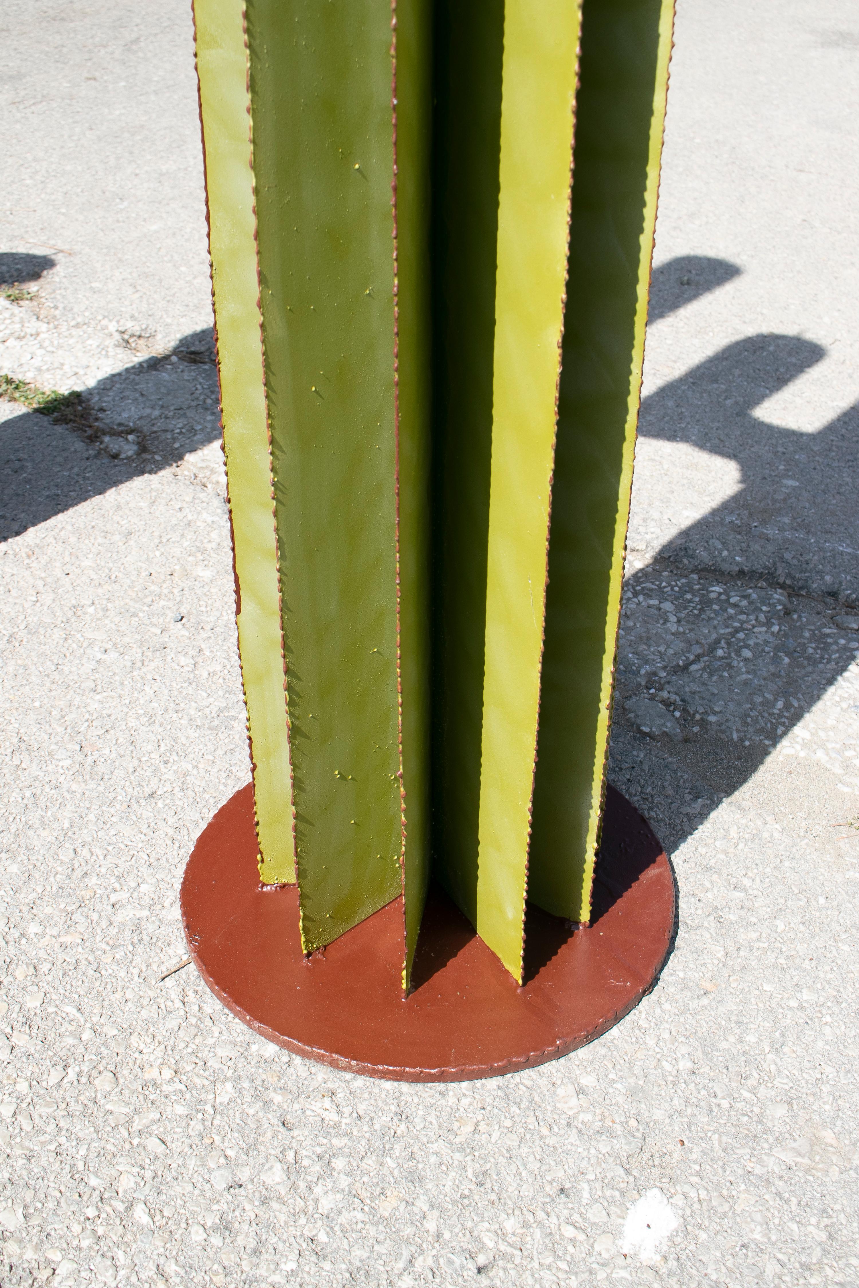 Ensemble de trois sculptures de jardin espagnoles en fer représentant des cactus en vente 2