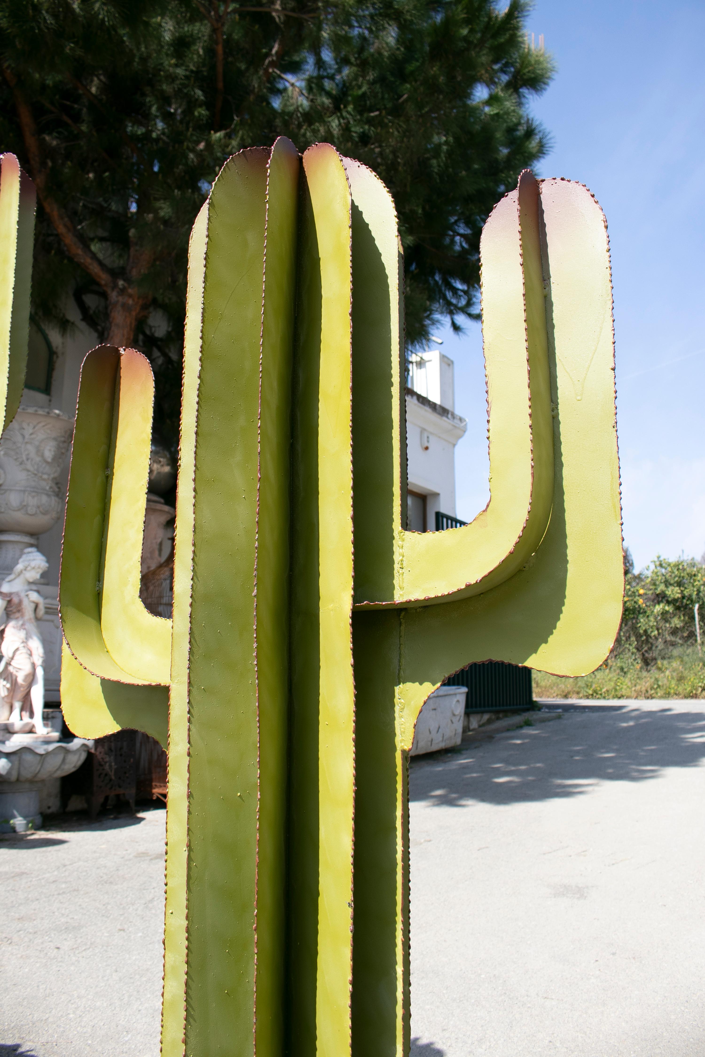 Ensemble de trois sculptures de jardin espagnoles en fer représentant des cactus en vente 3