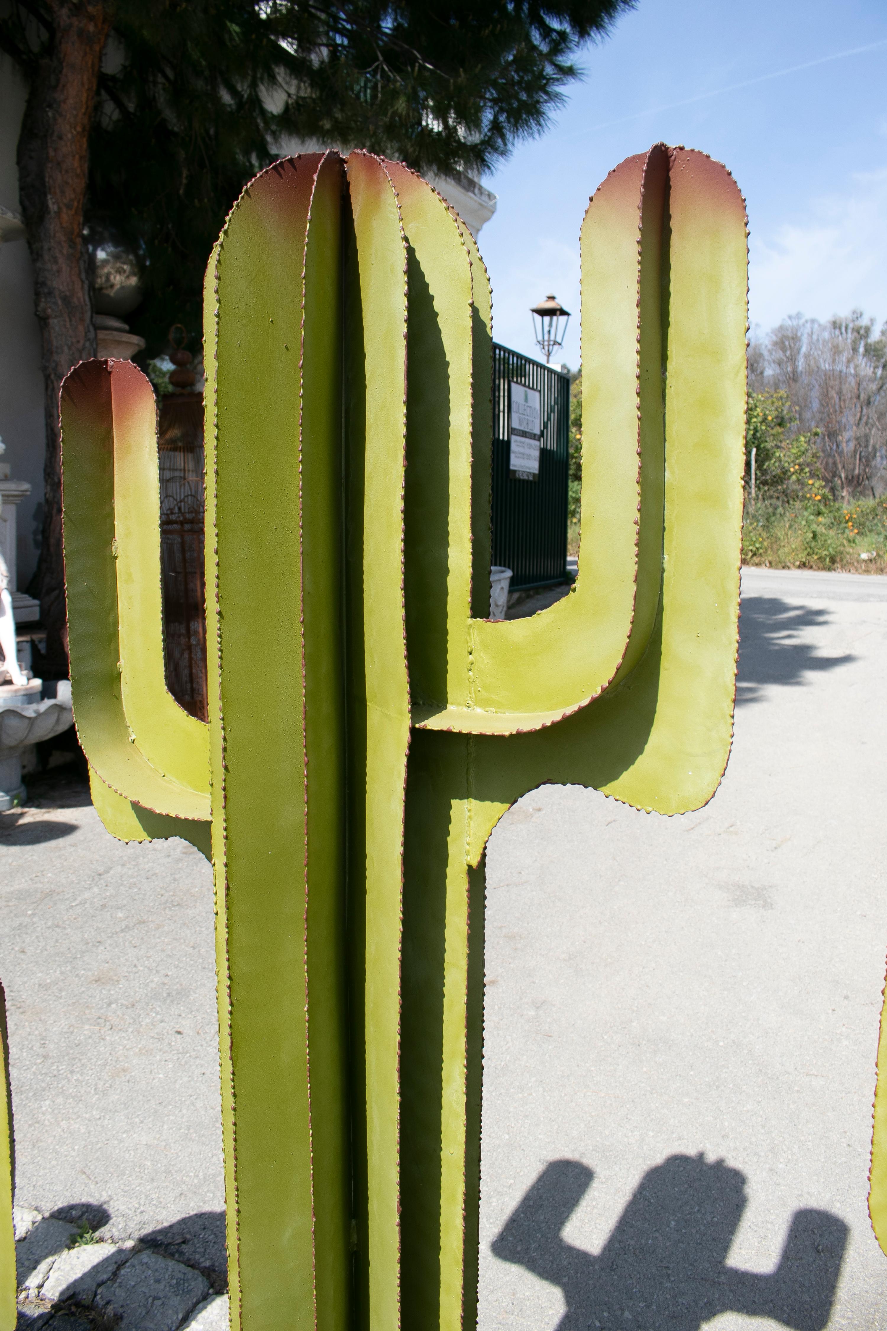 Ensemble de trois sculptures de jardin espagnoles en fer représentant des cactus en vente 4