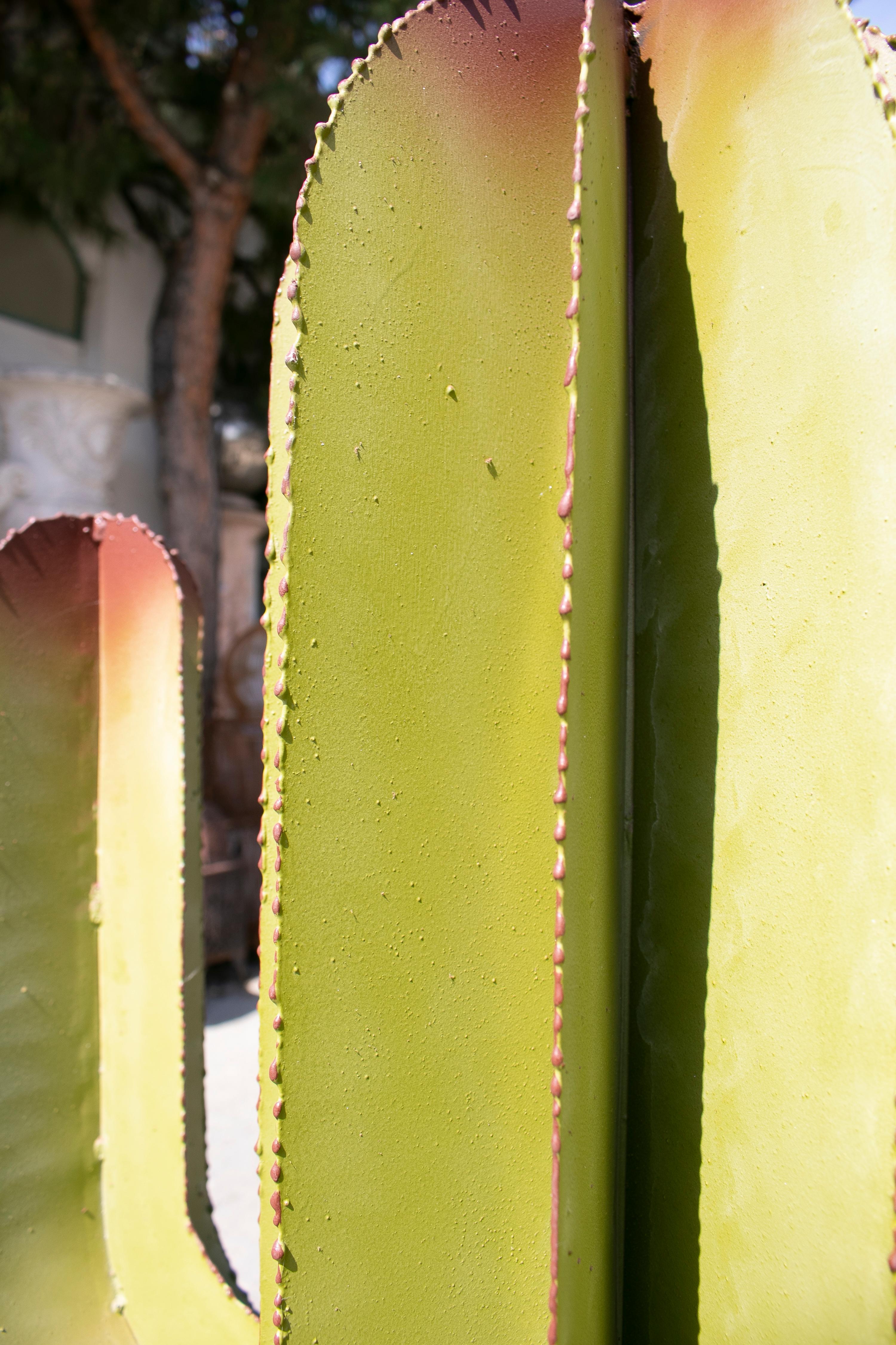 Ensemble de trois sculptures de jardin espagnoles en fer représentant des cactus en vente 7
