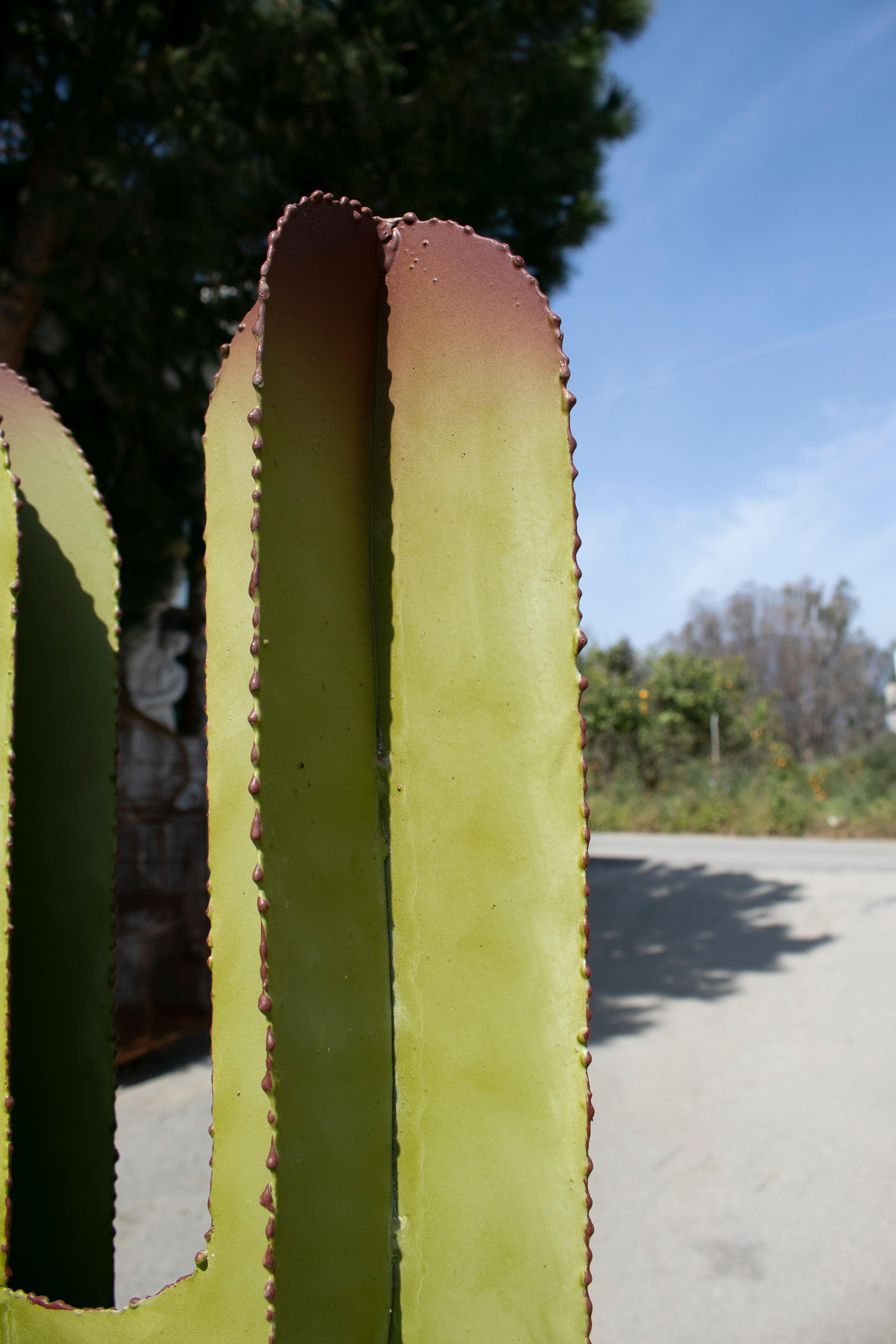 Ensemble de trois sculptures de jardin espagnoles en fer représentant des cactus en vente 9