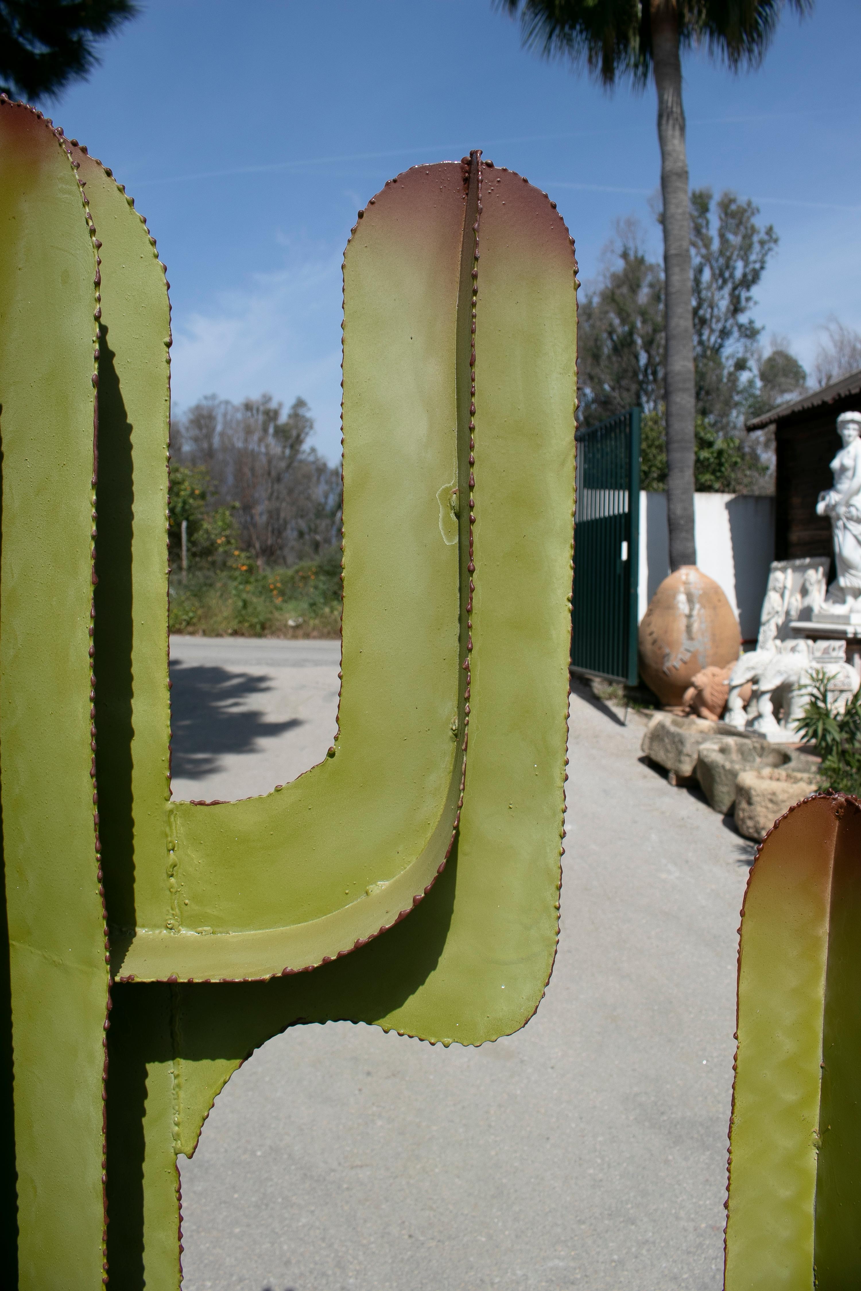 XXIe siècle et contemporain Ensemble de trois sculptures de jardin espagnoles en fer représentant des cactus en vente